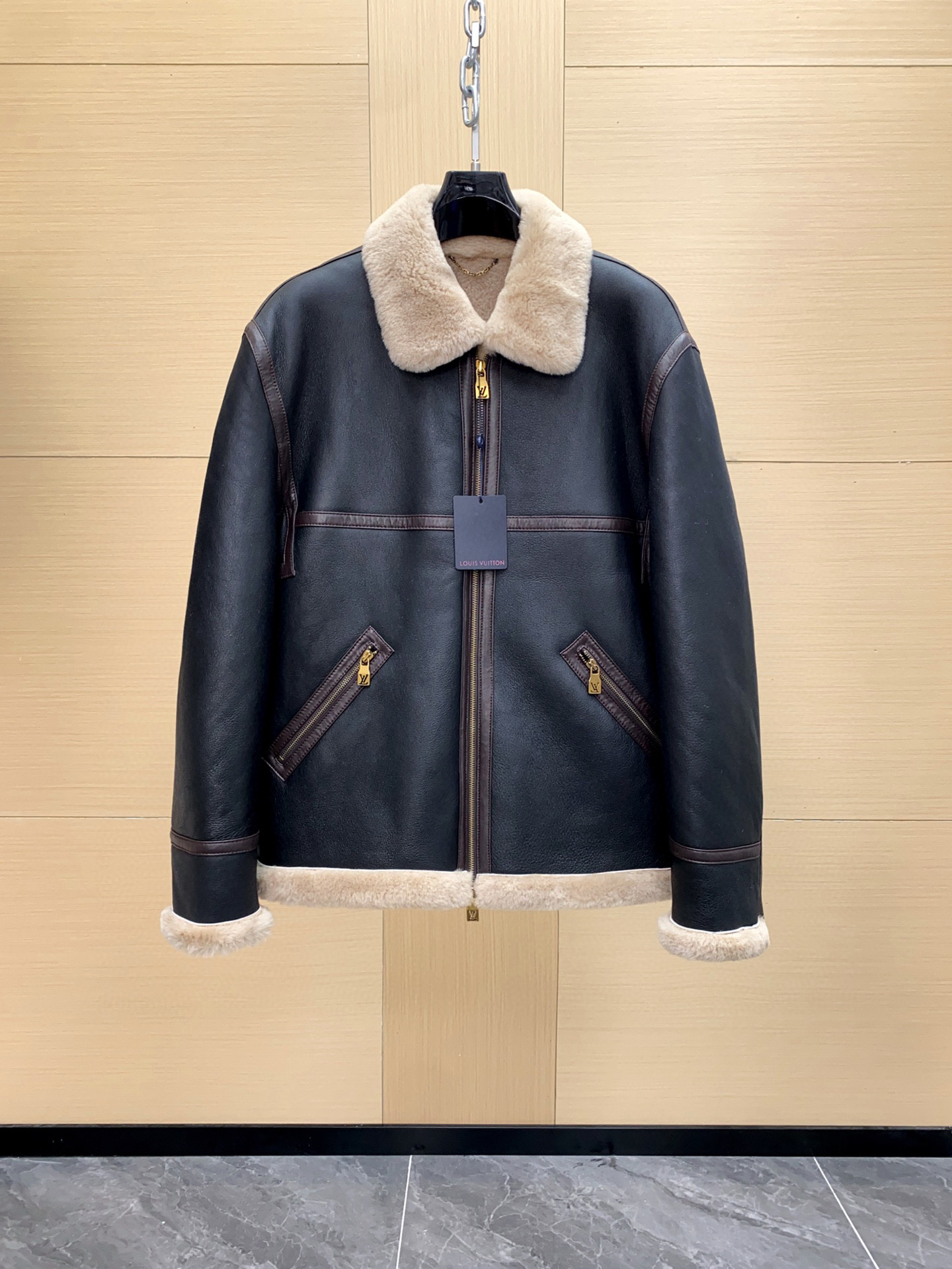 NO:676179,Ready for sale!  LV 25 lambskin fur all-in-one jacket This bombardier jacket is made of soft shearling leather, with studs emblazoned on the back depicting the LV Lovers logo from the spring and summer show. The soft warm sheep wool lining and collar create a classic menswear silhouette, while the marbled suede outer layer presents a delicate texture. Contrast leather straps add a neat touch. Standard fit LV Lovers logo studs on the back Sizes 48-56, Louis  vuitton,versace,jackets & coats,jackets & coats,Top Customize119860909现货发售！LV 25羊羔毛皮毛一体外套夹克 本款 Bombardier 夹克取材舒软羊毛皮革,令后部饰钉描绘 春夏秀场的LV Lovers 标识.柔暖绵羊毛内衬和衣领塑造经典男装廓形,大理石纹绒面外层呈现细腻肌理.撞色皮革饰带再添利落笔触. 标准版型 后部LV Lovers 标识点缀饰钉 尺码48-56,,louis vuitton,versace,jackets & coats,jackets & coats,Top Customize1,Men's clothing