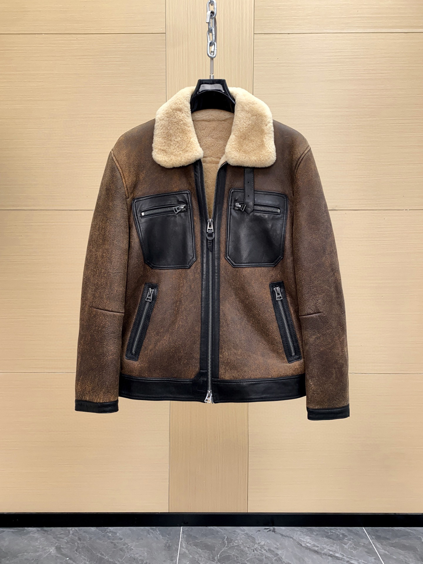 NO:688688,Ready for sale!  TOM FORD official website latest fur one-piece. The fur one-piece imported from Turkey is not made in China. The leather is super thick and soft to the touch. Retro distressed green shows the full old money style. YB three-standard hardware slider. Size 48-56,,tom ford,Top Customize119860909现货发售！TOM FORD 年官网最新皮毛一体 土耳其进口皮毛一体不做国产货 皮料超级厚实 手感柔软 复古做旧绿色 彰显满满的老钱风 YB 五金拉头三标 尺码48-56,,tom ford,Top Customize1,Men's clothing