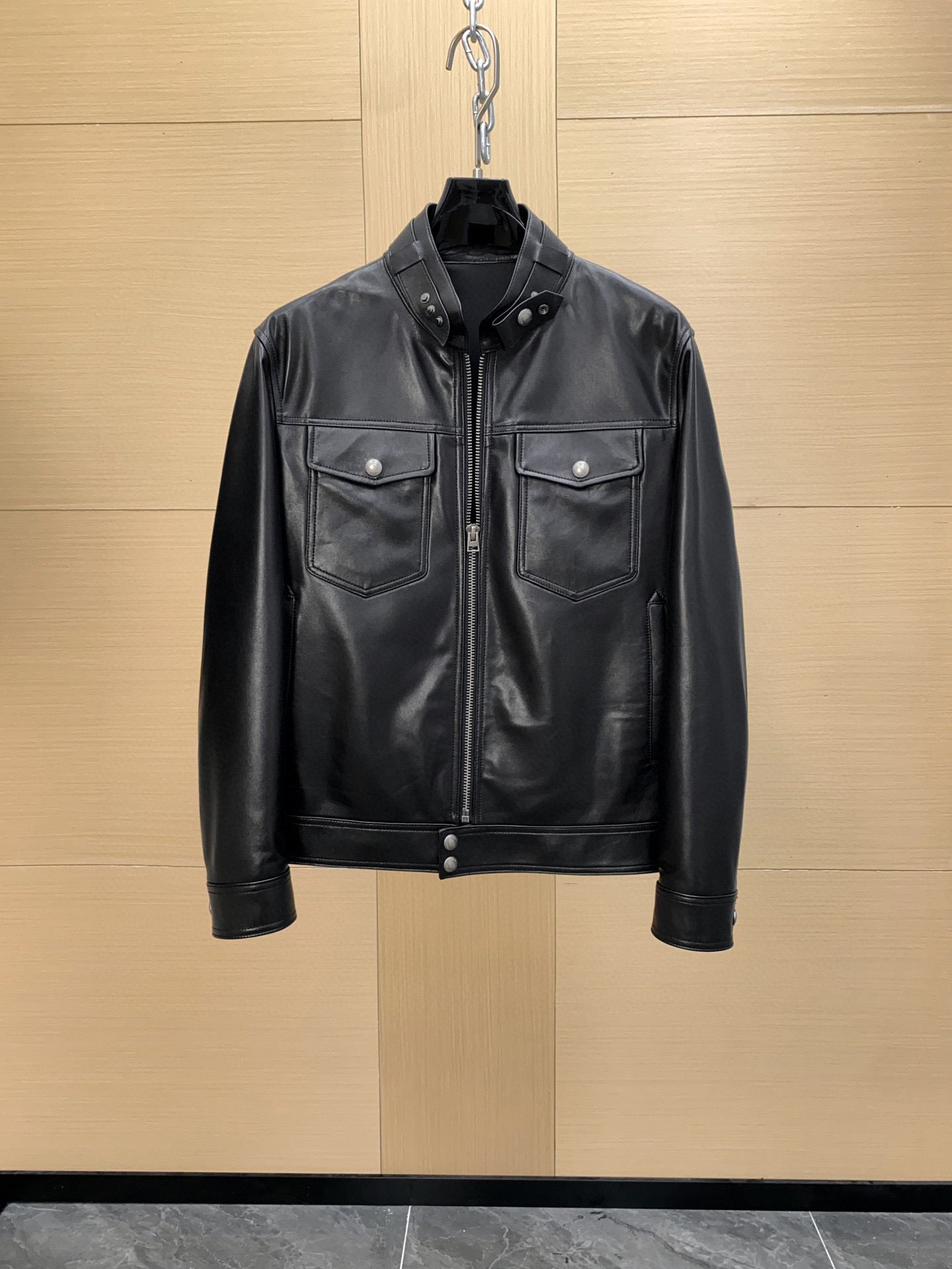 NO:675699,The first exclusive series on the entire network is the heavy-hitting Tom Ford men's leather bomber jacket!  This series is too gentlemanly and has too much sense of taste. It’s heavyweight right after it’s put on the shelves. Original genuine leather, authentic lambskin. Just look at the texture of the leather. This kind of good product can be sold at shopping mall counters. It can easily be sold in shopping malls for tens of thousands. Genuine development. You will know what the real thing is when you get it!  The goods are not made by looking at the pictures on the market. The main material is lamb leather. It is developed from the original version. Even if there is an early bird version in the market later, there are many details that are not noticeable. The focus is genuine leather and grain leather. Heavy!  Heavy!  The raw material is real leather, and the texture and texture of the upper body instantly show the quality of tens of thousands of originals. You can weigh the weight of the whole non-PU imitation leather dress in your hands. You can tell the real leather and fake leather at a glance. You are so confident!  Don't give it away for free!  ,,tom ford,jackets & coats,sheepskin,Top Customize119860909全网独有系列 头款即重磅 Tom Ford 汤姆 福特 男士皮质飞行员夹克 ！ 这个系列太绅士 品味感太足  上架即重磅 原版真皮 正品小羊皮 直接看皮料质地,这种好货,商场专柜,随随便便卖商场轻松上万  正品开发 你们拿到就知道什么叫真货！ 非市面看图做货 ,主料小羊皮革 原版开发 后边就算有市场早鸟版本也有很多细节都入不了眼 重点真皮粒面革 重磅！重！原物料真皮一分一毫 纹理质感 上身即刻展现大几万原版档次 ,非PU仿皮整件衣服的份量感你们拿到手掂量 真皮假皮实物一看便知 、就是这么有底气！ 不正白送！,,tom ford,jackets & coats,sheepskin,Top Customize1,Men's clothing
