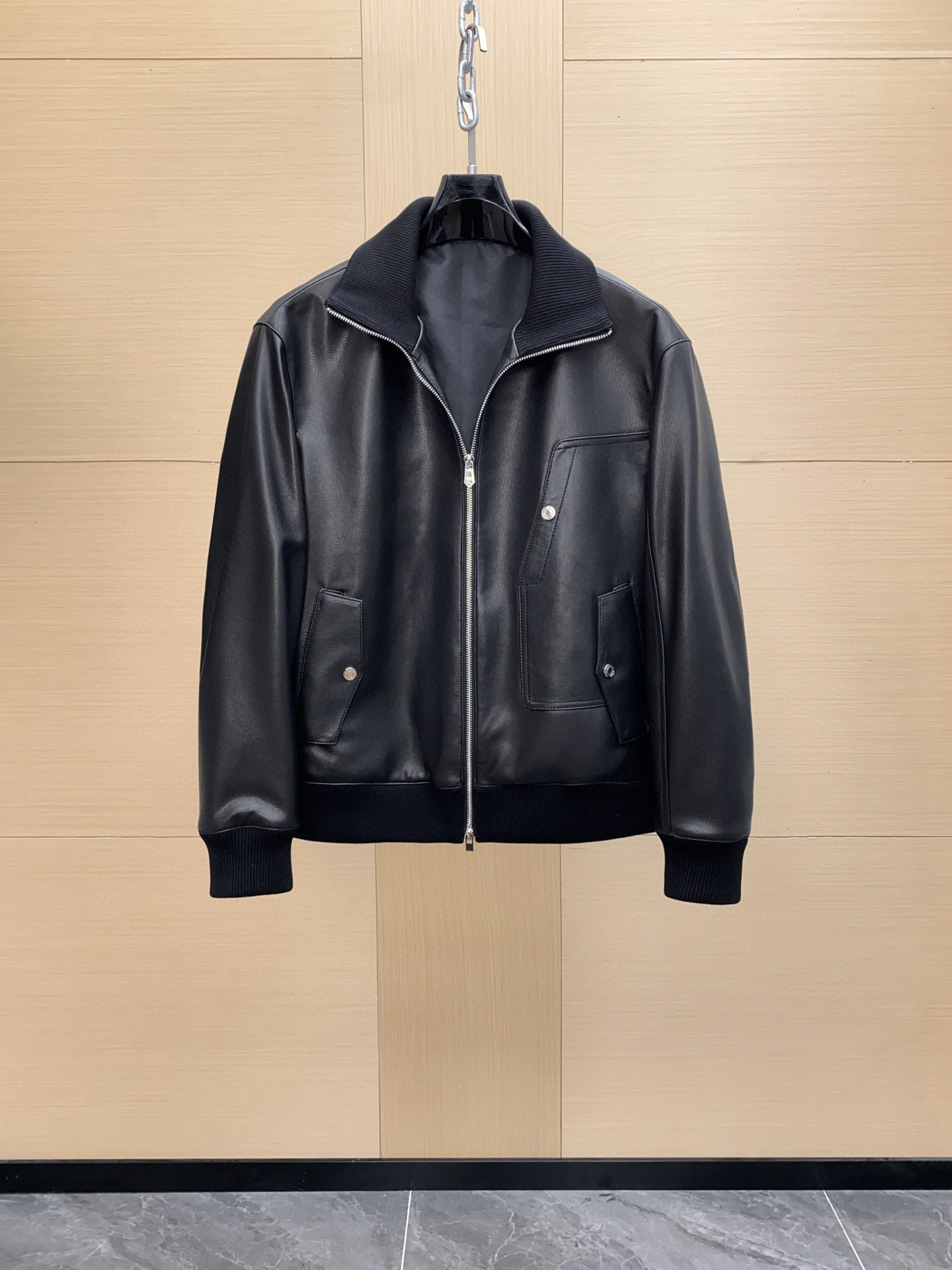 NO:675700,Hermès pebbled imported calfskin material collection model stand-up collar style leather jacket men's fashion style luxury leather jacket, Hong Kong Matheson channel product, high-end tasting product, Italian origin product, pure blood quality, F/W new autumn and winter product!  A masterpiece of palace level collection!  !  Leather jackets are a highly fashionable luxury item in the matching season, with great investment value and significance. Leather jackets are irresistible equipment for men, the best tool to enhance taste and style, a must-have item in the wardrobe, and a killer tool for styling when out on the street. And a high-quality leather jacket is enough to become 'hard currency' in the wardrobe, and can easily occupy the entire autumn and winter matching season!  An extremely luxurious, noble and stunning high-end leather garment, with a perfect combination of appearance and quality. The overall structure perfectly inherits the H family genes. The contours are sharp and angular and full of three-dimensionality. The open stitching process enriches the overall vision. The access control pockets are decorated with color leather, which enhances the fashion sense of the clothes!  The overall materials are extremely luxurious and the configuration is unbeatable. The Italian calfskin supplied by the customer feels super soft and is the best mass-produced leather in the industry. The unique lychee texture shape is quite heavy and expensive. The leather has first-class toughness and texture and excellent breathability!  The details are meticulously crafted, the custom-made garments are made in a century-old Italian workshop, and are made with pure hand-crafted skills. Every stitch and stitch shows the craftsmanship, which is unparalleled and exquisite. Every aspect highlights the brand's rigor and harshness in craftsmanship, which makes people awe and shocked!  The tailoring is first-class, the upper body effect has both temperament and aura, the tough lines are full of hormones, the black leather outfit is cool and handsome, versatile and business casual, there is no need to consider the matching skills, simply match it with a T-shirt for casual, and a shirt for business, which is in line with the daily street style!  Available in both black and blue. Sizes 48-56, hermes, jackets & coats, jackets & coats, shirts, tees, t-shirt, leather jacket, cowhide, Top Customize19860909爱马仕荔枝纹进口小牛皮材质典藏款立领式夹克款皮衣外套男士时装款奢华皮衣外套,香港洋行渠道货,高端品鉴产物,意大利原产出品,纯正血统品质,F/W秋冬新品！殿堂级珍藏佳作！！ 皮衣属于搭配季塑造性极高的奢物,非常具有投资价值和意义,皮衣对于男人属于无法抗拒的装备,属于提升品味和格调的最佳利器,属于衣橱必备的穿搭单品,属于出街拗造型的杀手锏级的独门利器,而一件上乘的皮装亦足以成为衣橱里的“硬通货”,可以轻松占据整个秋冬搭配季！ 极为奢华矜贵且惊艳的一款高级皮装,颜值与品质完美兼具,通体构造完美沿袭了H家族基因,轮廓菱角分明立体感十足,明辑线工艺处理,丰富了整体视觉,门禁口袋配色皮点缀,提升了衣服时尚感！ 整体的用料极致奢华,无敌的配置,客供的意大利小牛皮手感超软,属于业界最上乘的量产皮料,别致的荔枝纹理形态,颇为重磅且矜贵,皮料韧性度与质感一流,透气性优越！ 细节做工匠心考究,意大利百年工坊成衣定制工序,纯手工娴熟技艺打造,一针一线尽显匠心工艺,无敌精湛考究,一处处凸显了品牌对于工艺的严谨与苛刻,让人敬畏且震撼！ 剪裁一流,上身效果气质与气场兼收,硬朗的线条感充满荷尔蒙,黑色系皮装酷帅十足,轻熟百搭且商务休闲,无需考量搭配功底,内里简单搭配一件T恤可休闲,搭配一件衬衫可商务,符合日常出街造型！黑色蓝色两色同售 尺码48-56,,hermes,jackets & coats,jackets & coats,shirts,tees，t-shirt,leather jacket,cowhide,Top Customize1,Men's clothing