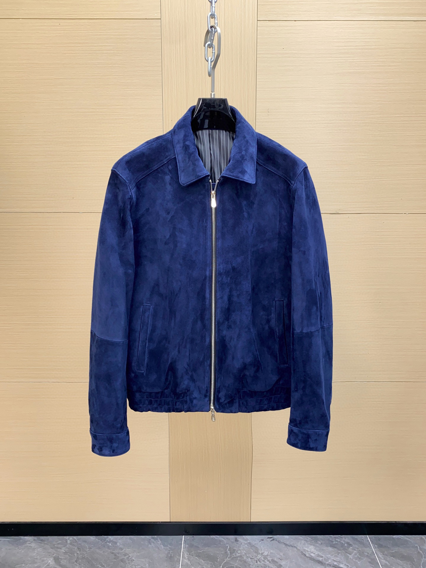 NO:675814,Brunello Cucinelli men's suede suede nubuck leather jacket. Authentic products of the same grade in large quantities are sold for 55,000. It is absolutely worth it for everyone. Wear casually like walking hormone fashion. Leather jackets are worn casually, exuding masculine hormones, elegant and calm charm and a youthful and energetic atmosphere. Brunello 2025 Autumn Men's Wear Series Overview  Maintain the consistent elegant and stylish men's style, and bring a more relaxed and comfortable wearing experience, brunello cucinelli,jackets & coats,leather jacket,sheepskin,chamois leather,Top Customize119860909Brunello Cucinelli 男士麂皮绒面磨砂皮 羊皮革夹克.大货同等级正品在售55000的价值. 大家这个价格拿到手绝对绝对值, 随性穿搭犹如行走的荷尔蒙时尚 皮衣随性穿搭,散发着男性阳刚的荷尔蒙,优雅沉稳的魅力且年轻活力的气息 Brunello 2025 秋季男装系列一览 维持一贯高雅有型的男士作风,并带来更轻松舒适的穿着体验,,brunello cucinelli,jackets & coats,leather jacket,sheepskin,chamois leather,Top Customize1,Men's clothing