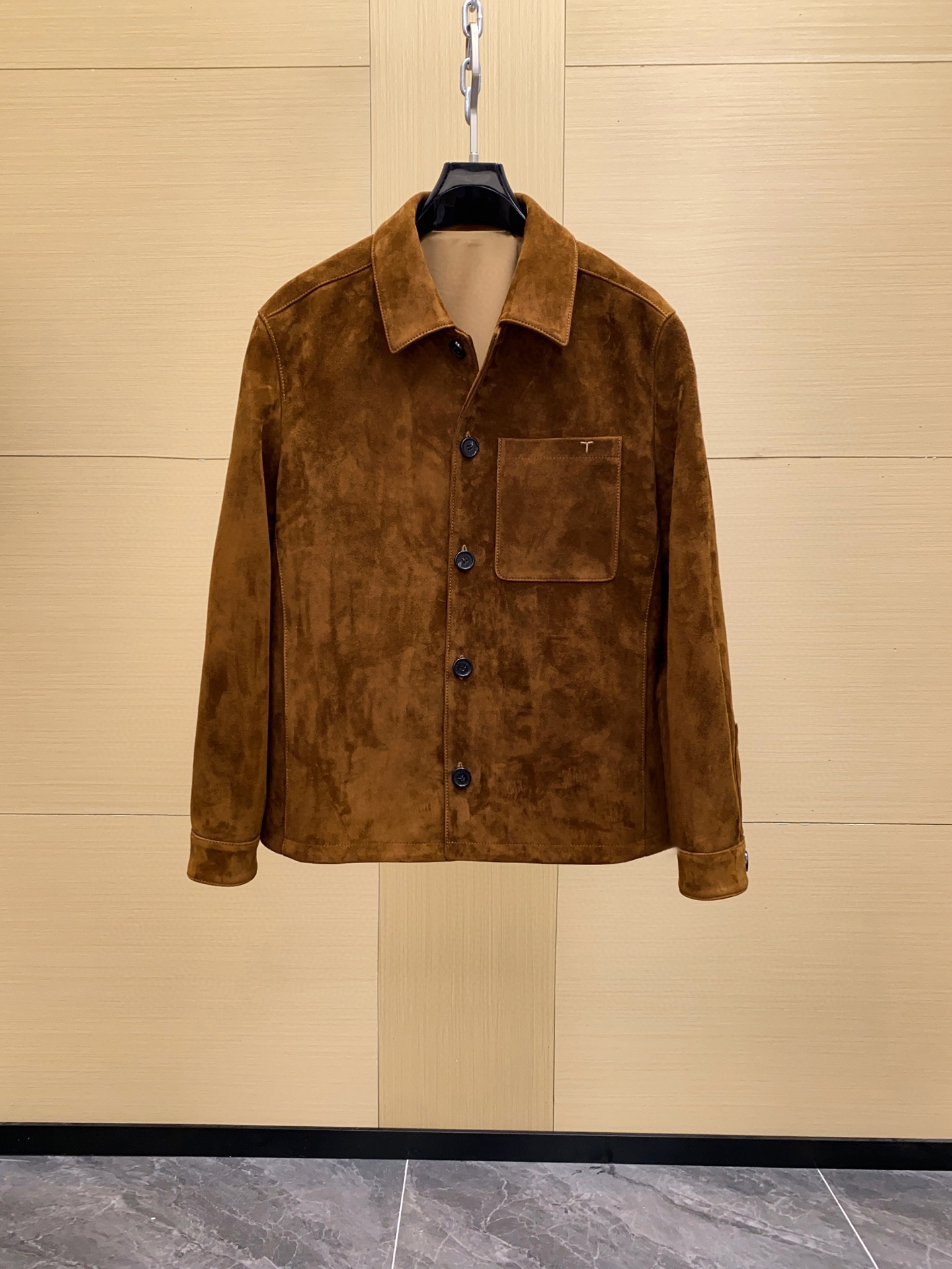 NO:675821,Ready for sale!  TOD’S brown suede retro American jacket, made of South African mixed suede lambskin, lapel jacket + pocket design + single-breasted design, overall low-key and high-end!  On sale at the counter, sizes 48-56,,Tod's,jackets & coats,sheepskin,chamois leather,Top Customize119860909现货发售！TOD’S 托德斯棕色麂皮绒复古美式夹克,采用南非混种绒面小羊皮制作,翻领夹克+口袋设计+单排扣设计 整体低调又高级！专柜在售 尺码48-56,,Tod's,jackets & coats,sheepskin,chamois leather,Top Customize1,Men's clothing