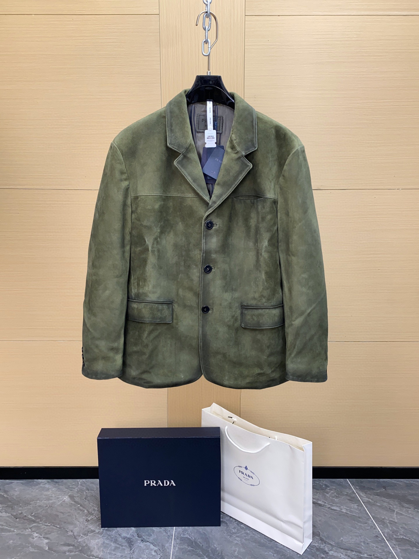 NO:675807,PRADA is on sale now!  Comes with a full set of counter packaging!  Prada 25FW [Recommended original custom-made three-button double-slit lapel nubuck leather jacket suit] Genuine leather from the same series for men and women in the show. The same style as the hot star. The weather has turned cold, if you are ready to look for fashionable and warm jackets!  I don’t want to be the same!  You might as well try a leather suit. It’s time to prepare fashionable and good-looking winter clothes!  !  I don’t know if you are still looking for a warm and fashionable jacket, but you are used to wearing the same coats, down jackets, parkas, etc. This year you might as well try a chic and handsome leather suit. From the Prada 23 show leather suit, this one continues the minimalist haute couture!  The overall style and workmanship are more textured than ordinary suits!  !  !  You can look cool wearing a leather jacket after you wear it!  !  There is also the simplicity and sophistication of a suit!  !  It can give people a cooler and more sassy feeling, and make them look good at dressing up!  !  This series is so handsome. The Prada soft sheep leather jacket will be authenticated once you get it. The exclusive customized authentic new version has been shipped. The original version was purchased and the authentic product was developed. You will know what the real thing is when you get it!  The products are not made based on the pictures on the market. The main material is sheepskin, with hand-painted retro treatment. The original version is developed slowly. The market early bird version has many details that are not noticeable. The focus is on genuine leather!  Heavy!  The raw material is real leather. The texture is 1:1. The upper body shows the original grade of tens of thousands. You can weigh the weight of the whole non-PU imitation leather dress in your hands. You can tell the real leather and fake leather at a glance. ,,,prada,prada,jackets & coats,leather jacket,down jacket,business suit,sheepskin,Top Customize119860909PRADA 现货发售！配全套专柜包装！普拉达 25FW【重磅推荐原版定制三粒扣双开叉平驳领磨砂皮皮衣西装】秀场男女同系列真皮 炙手可热的明星同款 天已转凉,如果你准备寻找时尚汇聚保暖的外套！又不想千篇一律！ 不妨试试皮革西装 时髦好看的冬装也应该准备起来了！！不知道你是不是还在寻找温暖又时尚的外套,穿惯了千篇一律的大衣、羽绒服、派克大衣等等.今年不妨试试潇洒帅气的皮西装. 来自Prada 23秀场款皮质西装,这款延续极简高定主义！ 整体无论从款型还是做工处理 都比普通西装更有质感！！！上身后既能穿出皮衣的帅气！！又有西装的简洁干练！！能给人一种更酷更飒的感觉 很会穿搭的感觉！！ 这个系列太帅 Prada 柔软羊皮革外套 到手鉴定就好 独家定制正品新版已经出货  原版购入 ,正品开发 你们拿到就知道什么叫真货！ 非市面看图做货 ,主料羊皮 ,加手工搽色复古处理, 原版开发比较慢 市场早鸟版本 很多细节都入不了眼 重点真皮重磅！重！原物料真皮一分一毫1:1 纹理质感 上身展现大几万原版档次 ,非PU仿皮整件衣服的份量感你们拿到手掂量 真皮假皮实物一看便知 、,,prada,prada,jackets & coats,leather jacket,down jacket,business suit,sheepskin,Top Customize1,Men's clothing