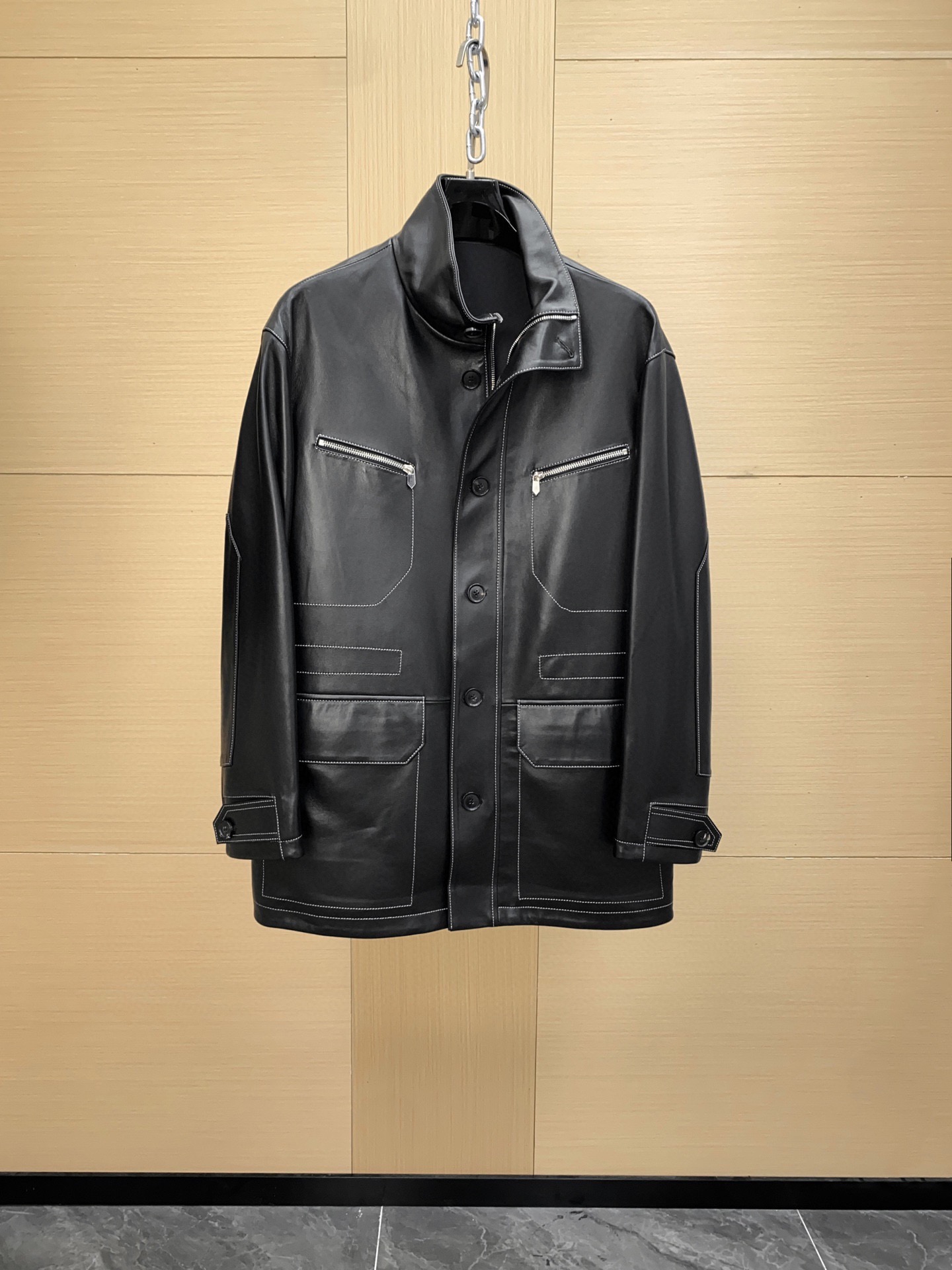 NO:675977,Ready for sale!  The Hermès autumn and winter Paris fashion catwalk style imported sheepskin windbreaker follows the classic slim fit and adopts a fitted waistline and narrow embedded three-dimensional cutting design, which fits the body lines and has a great upper body effect!  Exquisite attention to details 1: Select top-quality original horn buckles, with natural texture structure and laser-engraved letters, which are very beautiful!  2: Original hardware craftsmanship, made of engraved lining, absolutely thick!  3 The entire piece of clothing is sewn by hand, not the rough craftsmanship of machines on the market. It is also the inspection standard to distinguish the original version from the imitation version. A rare and outstanding product, an impeccable windbreaker, a must-have for hardcore windbreaker lovers!  Code number 48-56,,hermes,sheepskin,Top Customize119860909现货发售！爱马仕秋冬巴黎时装走秀款进口绵羊皮风衣,沿用一贯经典修身剪裁,采用贴合腰线与窄版嵌入式立体裁剪设计,贴合身体线条,上身效果超赞！ 细节方面精湛考究 1:甄选顶级原版牛角扣饰,有着天然纹理构造,激光镌刻字母,极富美感！ 2:原版五金工艺,刻共里布造就而成,绝对厚重！ 3整件衣服纯手工缝制而成,非市面机器粗制滥造的工艺,亦是区别原版与仿版的检验标准. 难得所见的牛掰货,无可挑剔的一款风衣,骨灰级风衣控必入的极品！码数48-56,,hermes,sheepskin,Top Customize1,Men's clothing