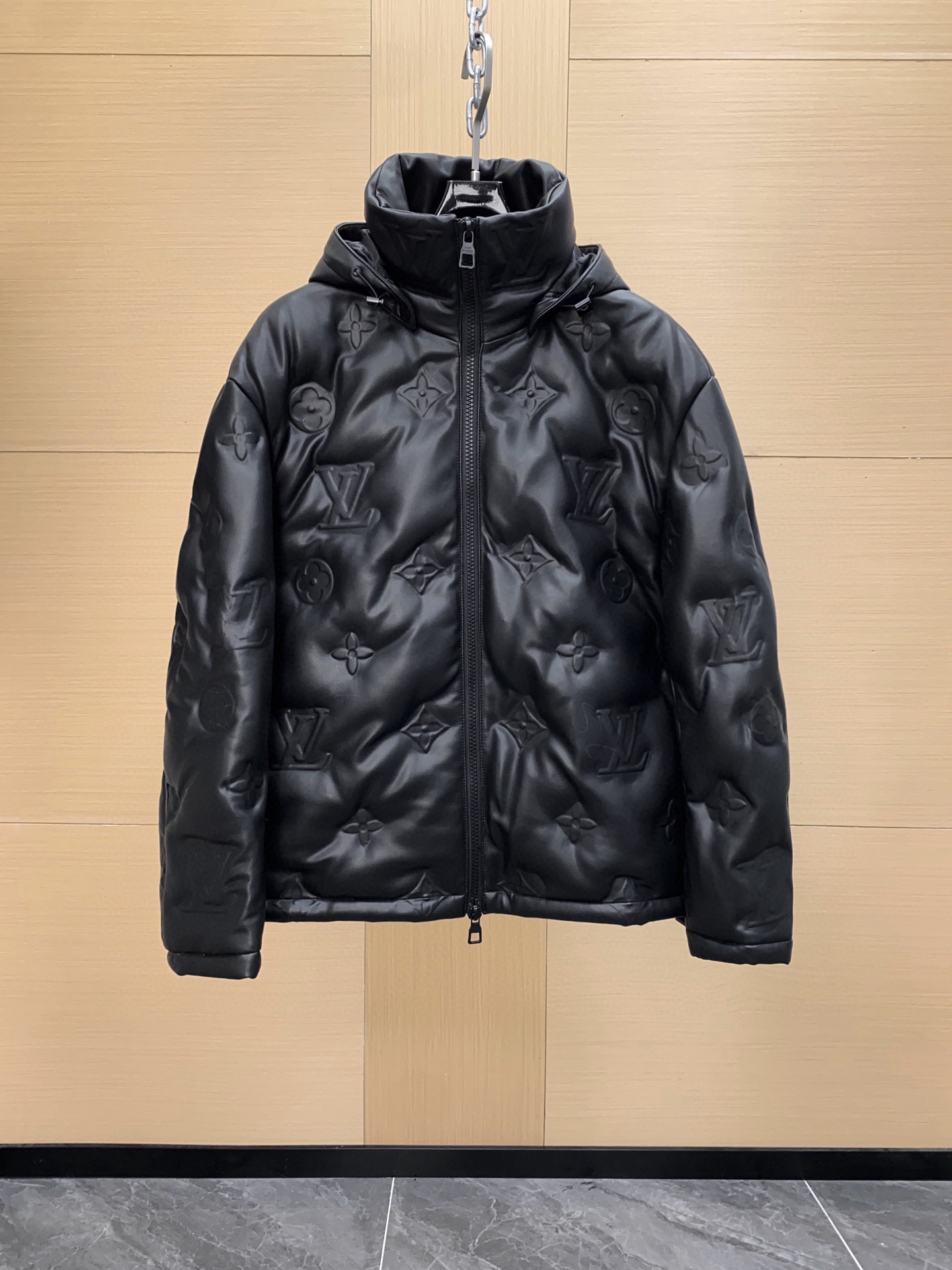 NO:675979,Ready for sale!  LV embossed embossed catwalk style hooded leather jacket down, made of imported lambskin, loose fit, all hardware accessories are 1:1, full of down filling. The hat is removable, there are not many ceiling-level products, same style for men and women, sizes 48-58, louis vuitton, leather jacket, down jacket, sheepskin, hats, Top Customize19860909现货发售！LV浮雕压花走秀款连帽皮衣羽绒 ,采用进口小羊皮,宽松版型,五金辅料全部1:1,充绒量饱满.帽子可拆卸,天花板级别产品数量不多 男女同款 尺码48-58,,louis vuitton,leather jacket,down jacket,sheepskin,hats,Top Customize1,Men's clothing