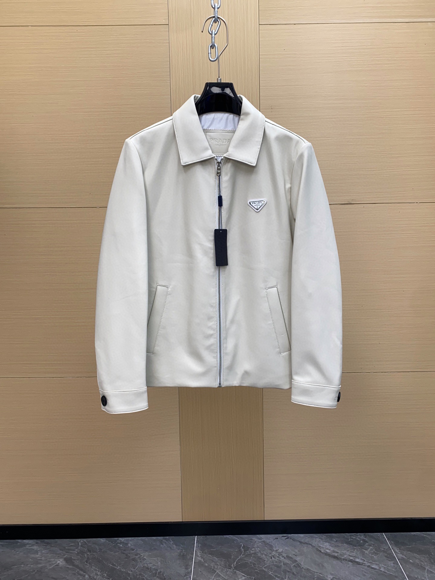 NO:675984,Prada's official autumn and winter items Cai Xukun and Li Xian's same style sheepskin jacket. Made of sheepskin imported from Turkey. Simple and elegant style. Versatile. Black and white. ZP replica hardware accessories size48-56,,prada,prada,jackets & coats,sheepskin,Top Customize119860909Prada普拉达官方秋冬单品 蔡徐坤 李现同款羊皮夹克 采用土耳其进口绵羊皮 简约大气款 百搭 黑白两色 zp复刻五金辅料 size48-56,,prada,prada,jackets & coats,sheepskin,Top Customize1,Men's clothing