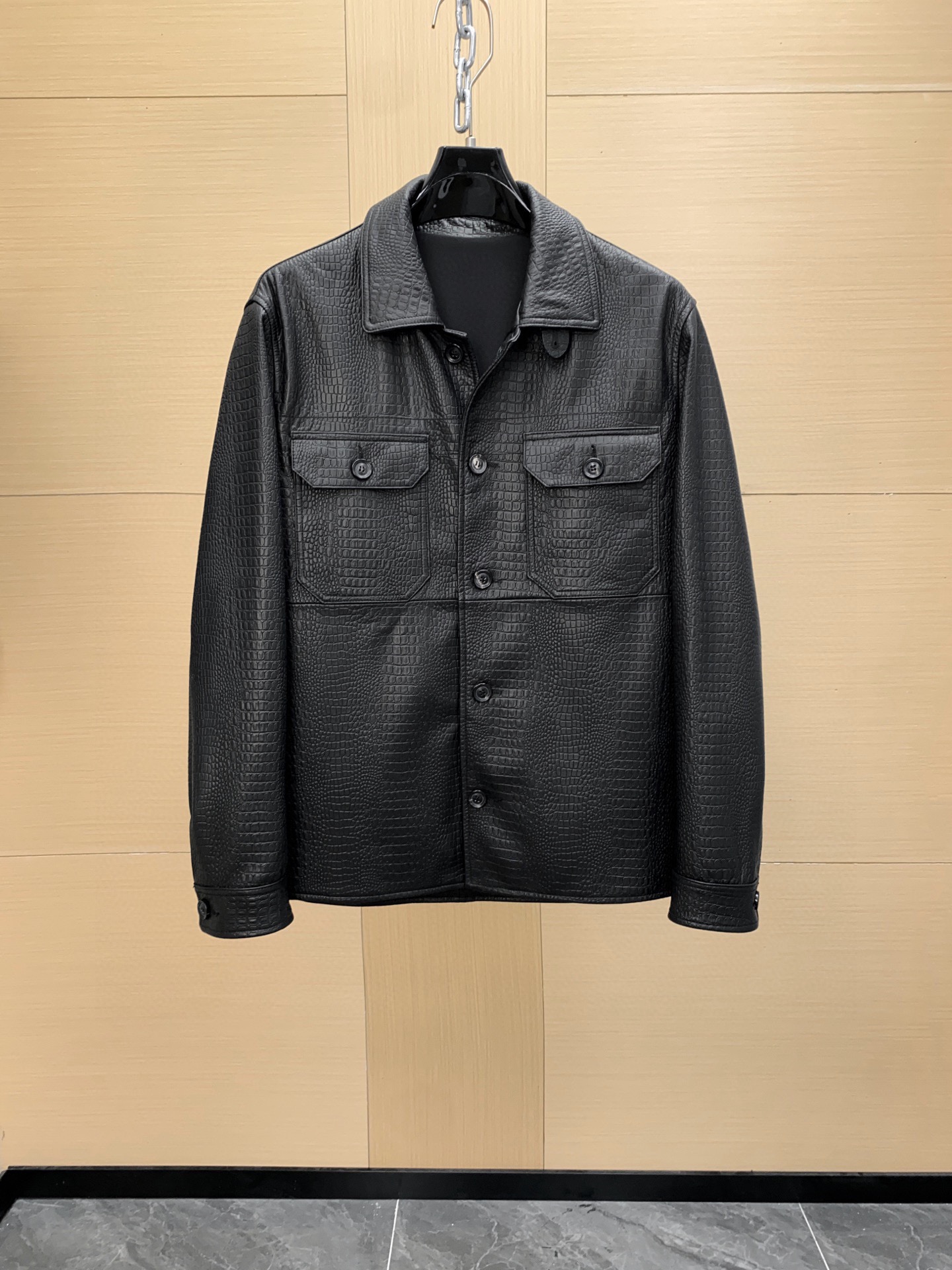 NO:676263,The first exclusive series on the entire network is the heavy-hitting Tom Ford men's leather bomber jacket!  This series is too gentlemanly and has too much sense of taste. It’s heavyweight right after it’s put on the shelves. Original genuine leather, authentic lambskin. Just look at the texture of the leather. This kind of good product can be sold at shopping mall counters. It can easily be sold in shopping malls for tens of thousands. Genuine development. You will know what the real thing is when you get it!  The goods are not made by looking at the pictures on the market. The main material is lamb leather. It is developed from the original version. Even if there is an early bird version in the market later, there are many details that are not noticeable. The focus is genuine leather and grain leather. Heavy!  Heavy!  The raw material is real leather, and the texture and texture of the upper body instantly show the quality of tens of thousands of originals. You can weigh the weight of the whole non-PU imitation leather dress in your hands. You can tell the real leather and fake leather at a glance. You are so confident!  Don't give it away for free!  ,,tom ford,jackets & coats,sheepskin,Top Customize119860909全网独有系列 头款即重磅 Tom Ford 汤姆 福特 男士皮质飞行员夹克 ！ 这个系列太绅士 品味感太足  上架即重磅 原版真皮 正品小羊皮 直接看皮料质地,这种好货,商场专柜,随随便便卖商场轻松上万  正品开发 你们拿到就知道什么叫真货！ 非市面看图做货 ,主料小羊皮革 原版开发 后边就算有市场早鸟版本也有很多细节都入不了眼 重点真皮粒面革 重磅！重！原物料真皮一分一毫 纹理质感 上身即刻展现大几万原版档次 ,非PU仿皮整件衣服的份量感你们拿到手掂量 真皮假皮实物一看便知 、就是这么有底气！ 不正白送！,,tom ford,jackets & coats,sheepskin,Top Customize1,Men's clothing