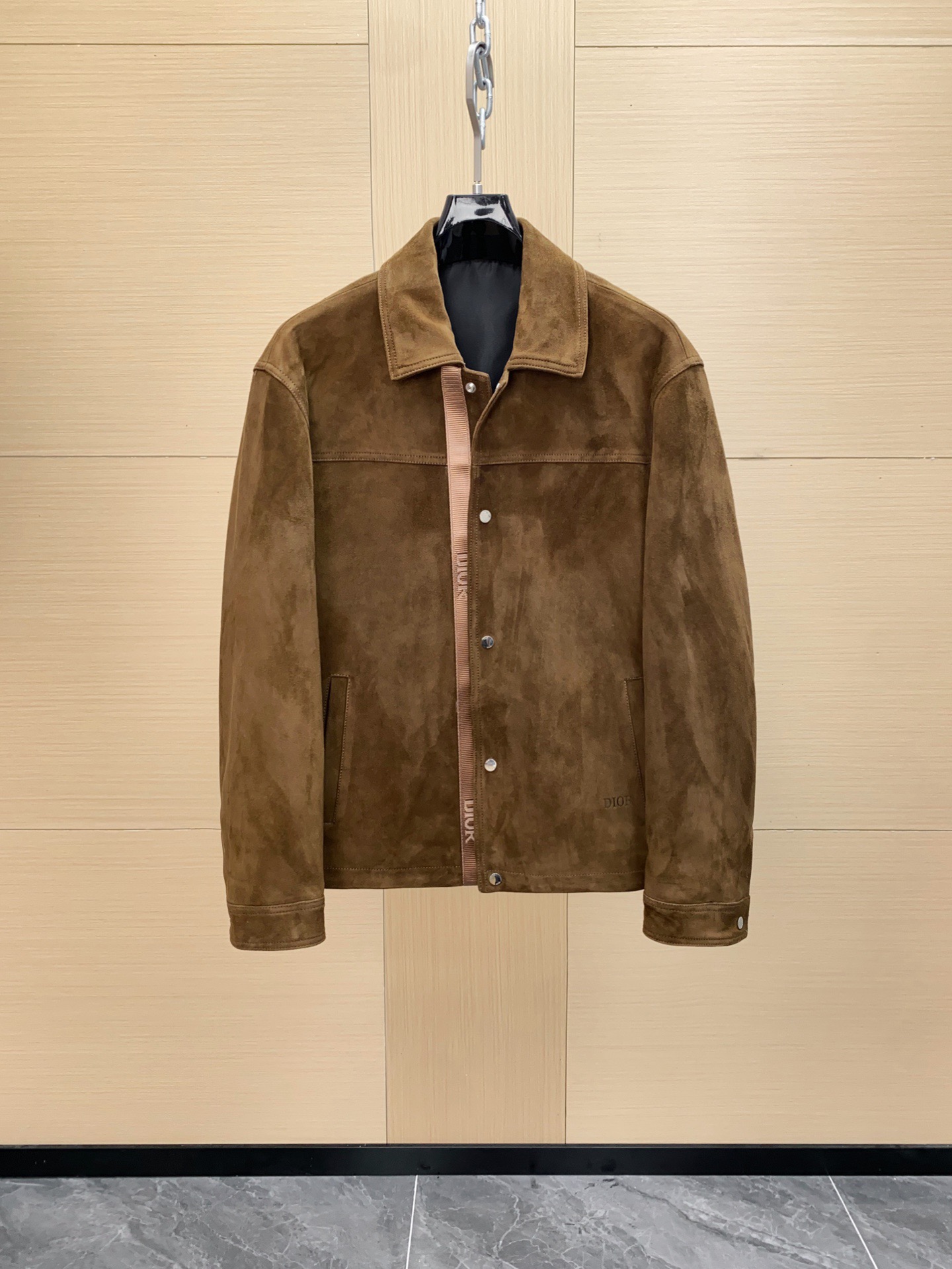 NO:676267,Dior 25 men's jacket lambskin snap closure chest patch pocket fashion new style This jacket is a must-have in everyone's wardrobe. It is made of lambskin suede, has a Dior logo printed on the snap closure and has a patch pocket on the front. It is ideal for a casual look in any season. Sizes 48-56,, dior, dior, jackets & coats, sheepskin, Top Customize19860909Dior 迪奥25 男士夹克小羊皮按扣开合胸前贴袋时尚新款 这款夹克是每个人衣橱中的必备单品.它采用小羊皮反绒皮制成,按扣开合处印有迪奥标志,正面设有一个贴袋.无论在任何季节,它都是打造休闲造型的理想之选.尺码48-56,,dior,dior,jackets & coats,sheepskin,Top Customize1,Men's clothing