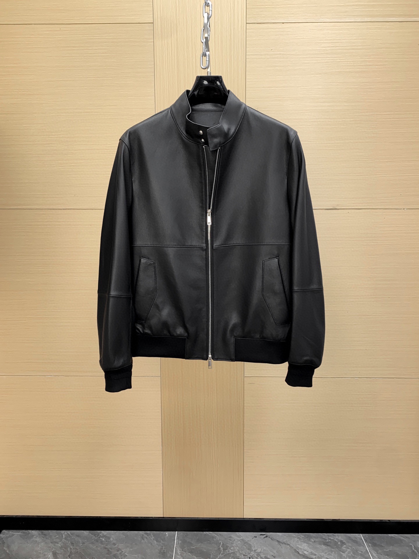 NO:676244,Ermenegildo Zegna EZ25FW new top-notch nappa lambskin stand-collar jacket for autumn and winter, men's classic pilot style black short zipper jacket leather jacket!  Trading company channels are rarely available, and the official website is on sale at the same time for 37,700 RMB!  Z's high-end genuine leather jackets are extremely rare and rare products, equipped with exclusive independent dust bag packaging, good things in full condition, high-end gifts for personal wear!  This jacket is made of imported first-layer nappa lambskin material. It has a comfortable and soft touch, smooth and delicate grain, clear and beautiful texture. The suede leather has small pores, even distribution, large extensibility, and the oily and shiny texture is enough to show its luxurious atmosphere!  The regular cut fits the body, and the upper body is handsome and stylish. It is paired with a skin-friendly baseball neckline design, showing a sense of elegance and quality!  The hem is custom-made with rib knit trimming, which combines with the luxurious texture of leather to form a striking urban style. It is moderately thick, ultra-lightweight design, lightweight and portable, and has a high-density waterproof, anti-static and breathable film lining inside, making it very comfortable next to the body!  black!  Size 48-56,,zegna,jackets & coats,jackets & coats,leather jacket,sheepskin,Top Customize119860909杰尼亚 EZ25FW秋冬新款顶级纳帕小羊皮立领夹克,男士经典飞行员式黑色短款拉链夹克皮衣外套！贸易公司渠道稀出,同步官网发售37700RMB！Z家高端真皮夹克外套,数量极其稀缺的稀缺臻品,配备专属独立防尘袋包装,全品相的好东西,自穿高档送礼高级！ 此款夹克采用客供进口头层纳帕小羊皮材质制成, 触感舒适柔软,粒面平滑细致,纹路清晰美观,小山羊皮革毛孔细小,分布均匀,延伸性大,油润光泽的质感足以展现它的奢华气息！合身常规的版型裁剪,上身帅气又有型,搭配贴肤的棒球领口设计,尽显高雅品质感！下摆定制罗纹针织修边,与皮革的奢华质感形成醒目都市风范,厚薄适中,超轻量化设计,轻巧便携,内里高密防水防静电透气薄膜衬里,贴身非常舒服！黑色！尺码48-56,,zegna,jackets & coats,jackets & coats,leather jacket,sheepskin,Top Customize1,Men's clothing
