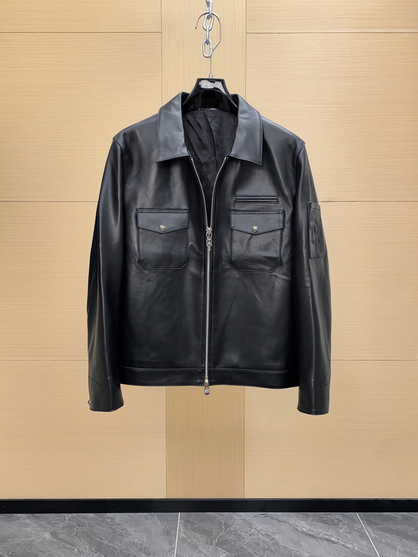 NO:676247,Ch Crow Heart Sword Zipper Leather Jacket, Dark Pattern Cross Pattern Leather Jacket, Racing Jacket, Fitted Version, Purchased at Counter 54800. The feel and texture can be described as waxy if you touch it carefully. The whole thing is very stiff!  The glossiness is very high-end. It has a taste for time wear. The sword zipper has a taste for daily use. It doesn’t matter your age. Sizes 48-58, chrome hearts, leather jacket, Top Customize19860909Ch 克罗心宝剑拉链皮衣 暗纹十字花皮衣 Racing jacket合身版型 专柜54800购入手感质感 细细抚摸可以用糯来形容 整体又非常的硬挺！光泽度非常的高级 越穿越有味道 宝剑拉链 日常上身很有味道 不挑年龄 尺码48-58,,chrome hearts,leather jacket,Top Customize1,Men's clothing