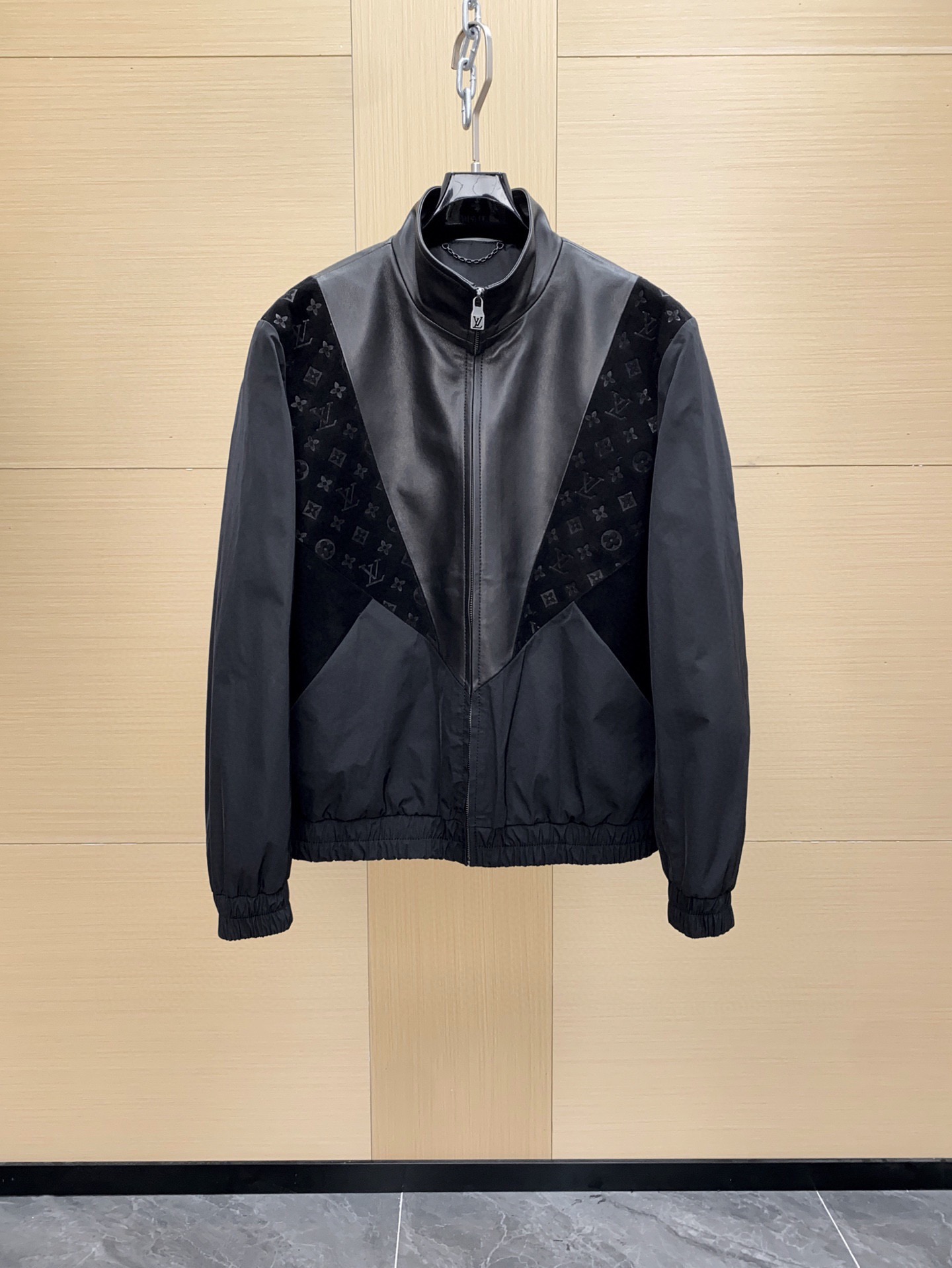 NO:676181,Ready for sale!  1V 25FW Black Lambskin Nylon High Collar Zip Track Jacket This sweatshirt-style jacket reinterprets casual wear in an elegant way. Made from black nylon technology, this exclusive style features soft nappa leather and suede with contrasting inserts and an embossed Monogram pattern for a sophisticated texture. This piece is perfect for the season and adds a modern edge to everyday looks. Sizes 48-56,,jackets & coats,jackets &  coats,sheepskin,Top Customize119860909现货发售！1V 25FW 黑色小羊皮尼龙高领拉链运动夹克外套 这款运动运动衫风格的夹克以优雅的方式重新诠释了休闲服装.这款独家款采用黑色尼龙科技制成,柔软的纳帕皮革和绒面革饰以对比鲜明的嵌件,饰有压花Monogram图案,纹理尽显精致.这款单品非常 适合当季之选,为日常装扮增添现代魅力.尺码48-56,,jackets & coats,jackets & coats,sheepskin,Top Customize1,Men's clothing