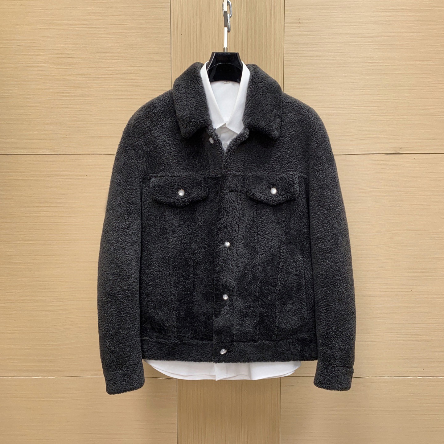 NO:676184,LV 2025 spring men's workwear series fur-integrated lambswool jacket, soft lambswool material, warm and comfortable!  Classic denim jacket style, lapels + metal buttons + symmetrical pockets, perfect details. A fusion of college style and motorcycle style, it is suitable for daily wear or light sports, a must-have in autumn and winter!  Pair it with a white shirt or T-shirt to easily create a casual and high-end feel and highlight your individual taste. Sizes 48-56, Louis Vuitton, jackets & coats, shirts, tees, t-shirt, Top Customize19860909LV 2025春季男装工装系列皮毛一体羊羔毛夹克,柔软羊羔毛材质,保暖又舒适！经典牛仔夹克版型,翻领+金属纽扣+对称口袋,细节满分.学院风和机车风融合,日常穿搭或轻运动都很适合,秋冬季节必备！搭配白衬衫或T恤,轻松打造休闲高级感,彰显个性品味.尺码48-56,,louis vuitton,jackets & coats,shirts,tees，t-shirt,Top Customize1,Men's clothing