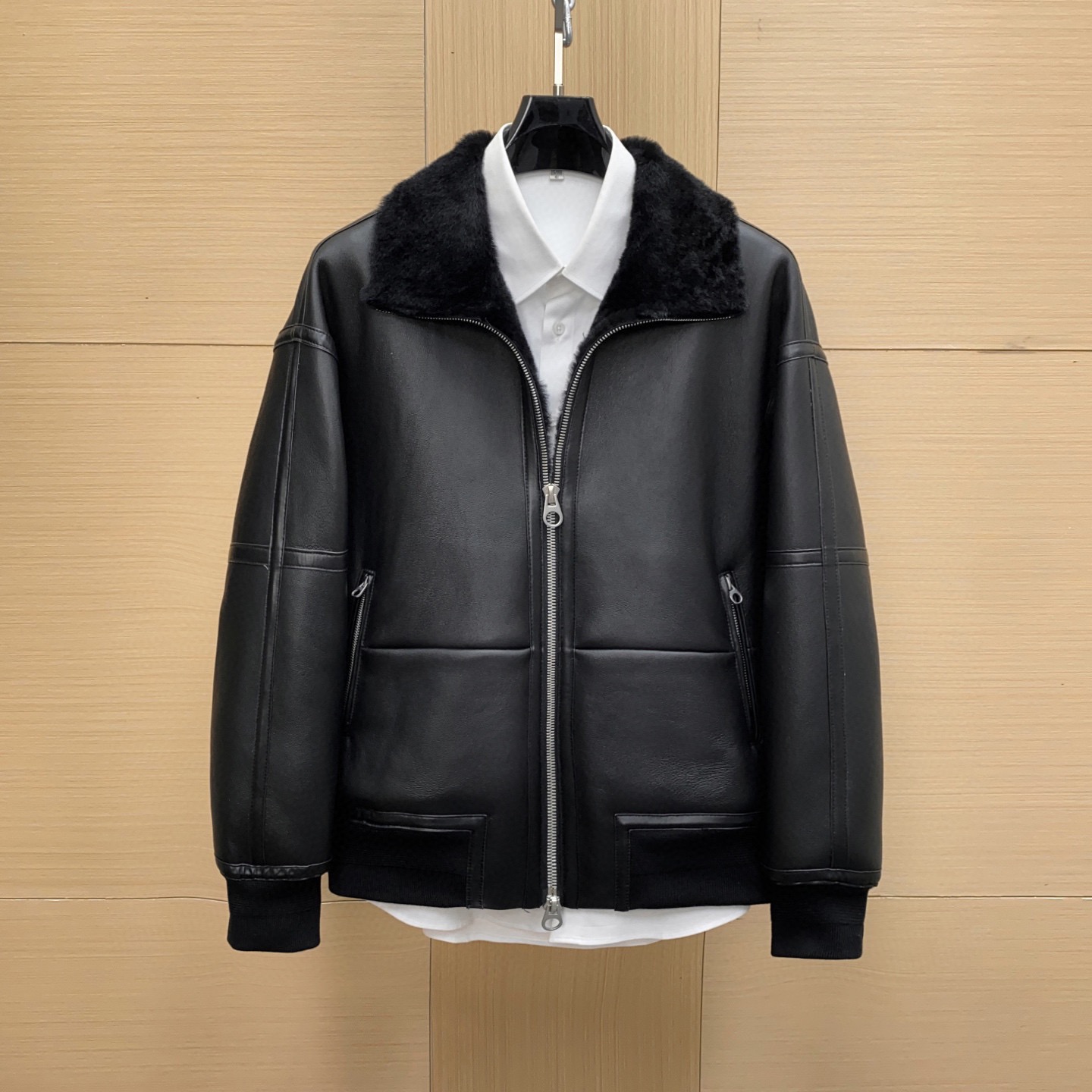 NO:676186,Ready for sale!  Loro Piana's fur-in-one bomber jacket is made of merino sheared sheepskin + high-quality leather. It is soft and warm, and is perfect for autumn and winter!  The main tone of black + fur collar design is full of retro feel, and the stand-up collar and leather trim details are super points. The silhouette is loose, comfortable and fashionable, and can be worn for business and leisure. Pair it with a cashmere sweater or white pants, and you can easily get an 'old money style' outfit, and the texture will be full!  Size 48-56,,loro piana,jackets & coats,sheepskin,Top Customize119860909现货发售！Loro Piana这款皮毛一体飞行员夹克,选用美利奴剪毛绵羊皮+高品质皮革,柔软又保暖,秋冬穿超合适！黑色主调+毛领设计,复古感满满,立领和皮革饰条细节超加分.廓形宽松,舒适又时髦,商务休闲都能穿.搭配羊绒衫或白裤,轻松get“老钱风”穿搭,质感直接拉满！尺码48-56,,loro piana,jackets & coats,sheepskin,Top Customize1,Men's clothing