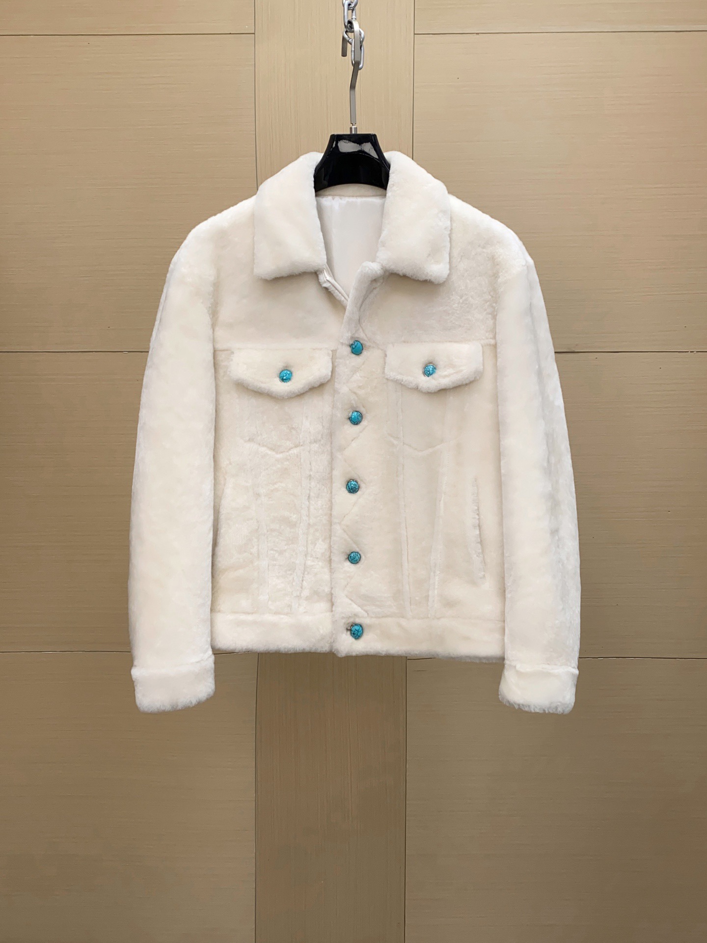 NO:676170,Ready for sale!  1V 2025 official website latest fur one-piece. The fur one-piece imported from Turkey is not made in China. The leather is super thick and soft to the touch. It is embellished with turquoise buttons and shows the full old money style. Sizes 48-56,,Top Customize119860909现货发售！1V 2025年官网最新皮毛一体 土耳其进口皮毛一体不做国产货 皮料超级厚实 手感柔软 绿松石扣子点缀 彰显满满的老钱风 尺码48-56,,Top Customize1,Men's clothing