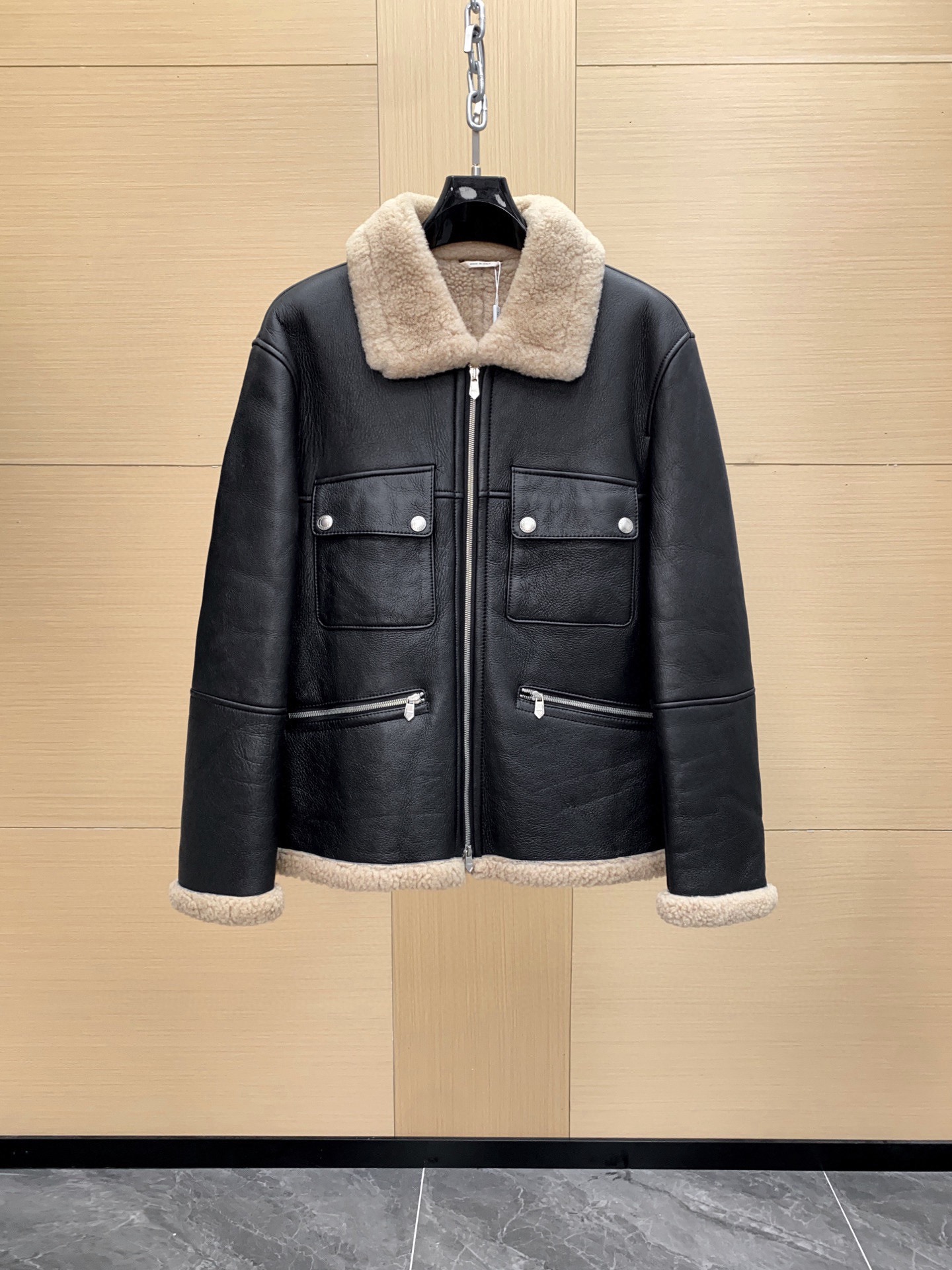 NO:676118,Ready for sale!  Hermès [How can you miss a warm and premium custom-made fur one-piece fur coat in winter] New weight class high-end heavy-duty luxury goods, men's fur one-piece high-end top series. Exclusive dedication model, order from famous store, high luxury wearing enjoyment, cool fur one-piece jacket!  Famous store orders, high-end luxury product series, top-notch fur products, highest-standard clothing, a must-have series for high-end fans!  !  One of the pinnacles of the luxury world, I haven’t shared this pure high-end clothing series with you for a long time. I have only one word for this model and that is grab it, otherwise you will definitely regret it!  !  Let me quietly explain to you the luxurious products of this cabinet W+!  !  The ultra-high-end luxury atmosphere that can be sensed with the naked eye, especially the pocket design, is really too brilliant. I have to admire the designer's imagination and design ability. The two souls of smooth leather and fur fit together. The upper body is really amazing, especially the short body-shaping design. It is so handsome that it is unbelievable. The visual effect brought by the grainy curly hair is also more visual impact. The asymmetric design of the pocket on the hem is simply an explosive product!!!  It can be said that it is timeless, and the matching of the upper body can naturally withstand various tests. Don’t look like it is unattractive. This color system is definitely the most suitable for autumn and winter!  !  As for the details and workmanship?  Go and experience this style for yourself. What does a strict design mean? What does meticulous tailoring mean? There is no flaw at all!  !  Unknowingly, I started to build a wall of words again, but I really couldn’t help it with this model. I would like to share it with great value for money. This model is not for profit, but for word of mouth!  Size 48-56,,hermes,jackets & coats,leather jacket,Top Customize119860909现货发售！爱马仕【冬日里怎能错过一件保暖臻品定制皮毛一体皮草皮衣外套】新款重量级别高端重工奢物,男士皮毛一体高端顶级系列. 独家奉献款,名品店订单,高奢穿着享受,爆帅皮毛一体外套！ 名品店订单,高奢产物系列,皮草类的顶级产品,最高规格服饰,高端粉丝必入系列！！ 奢侈界的顶峰之一,这种纯粹的高级服装系列,我也是很久没有与大家分享过了,对于此款我只有一个字那就是抢,不然你绝对会后悔！！ 让我静静的为大家解析此款柜W+的奢华产物吧！！ 用肉眼就能感知的超高档奢华气息,尤其是这个口袋设计,真的是太过于出彩了,不得不佩服设计师那天马行空般 的想象力与设计力了,将光皮与皮毛一体的两者灵魂相互契合,上身真的是太过于惊艳了,尤其是短款塑身的版型设计,简直帅到无法相信,颗粒卷毛所带来的视觉效果也更具视觉冲击力,下摆的口袋不对称设计,简直一件爆棚的产物!!! 可以说是经久不衰,上身的搭配自然经得起各种考验,不要看似其貌不扬,这绝对是最为适合秋冬的一个色系了！！ 至于细节跟做工？你自己亲自去体验下此款吧,什么叫做一板一眼的设计,什么叫做一丝不苟的裁剪,不见一点瑕疵！！ 不知不觉又码起了文字城墙,但是对于此款我实在是忍不住了,超值性价比分享,此款不为利润,只为口碑！ 尺码48-56,,hermes,jackets & coats,leather jacket,Top Customize1,Men's clothing