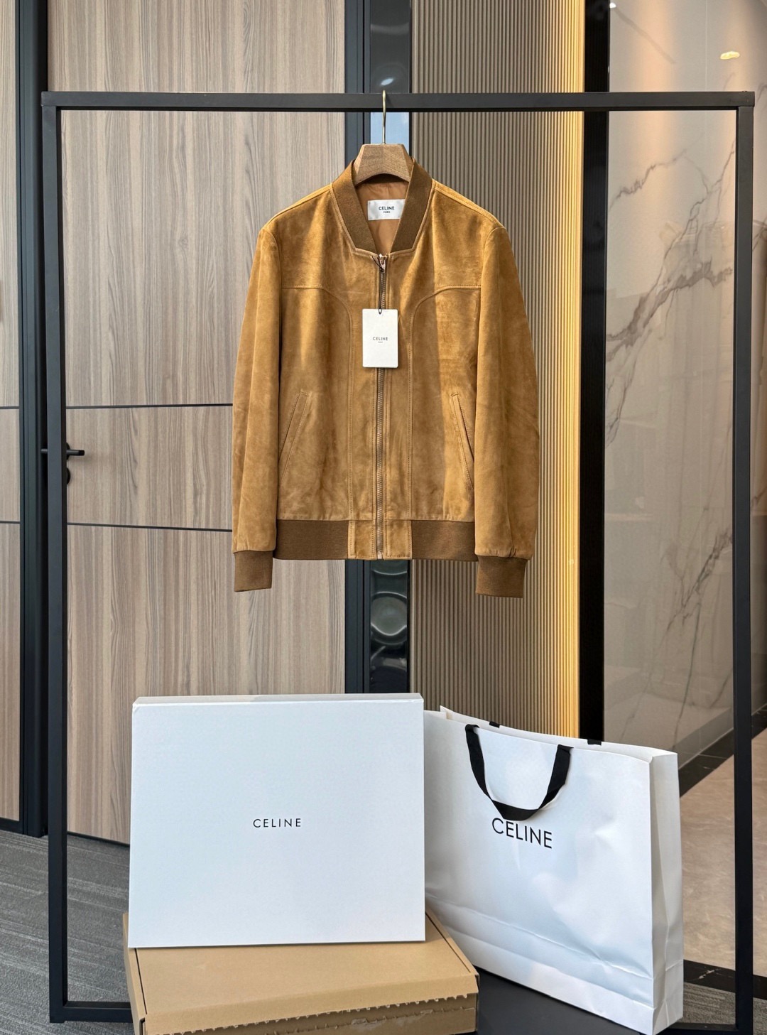 NO:676122,Ready for sale!  CELINE This jacket is superior to common styles on the market in terms of leather grade, fine workmanship, lining comfort and detailed design. The jackets on the market are more basic, while the CE version has both luxurious texture and long-lasting wear. It not only looks crisp and high-end, but also has a better wearing experience.,,celine,celine,jackets & coats,Top Customize119860909现货发售！CELINE 赛琳 这款夹克在 皮料等级、工艺精细度、内衬舒适度与细节设计 上,全面优于市面常见款式.市面夹克更偏向基础 而 CE 的版本则兼具 奢华质感与长久耐穿,不仅外观挺括高档,穿着体验也更佳.,,celine,celine,jackets & coats,Top Customize1,Men's clothing