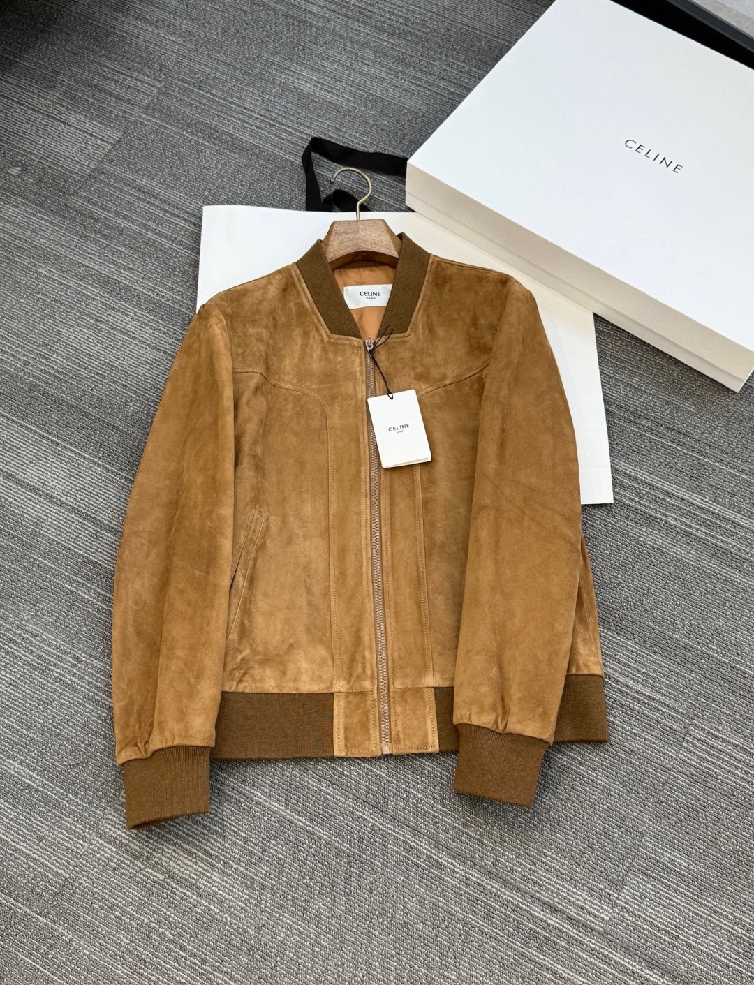 NO:676123,Celine men's sheepskin suede jacket classic zipper jacket new style The sheepskin suede jacket is made of high-end lambskin + fine frosting technology, with cupro fiber lining and knitted splicing, achieving a balance in texture and comfort. Whether it is a gift or kept for yourself, it is a high-end choice that combines classic texture and modern fashion. Genuine leather original factory. Non-market currency Genuine leather original factory. Non-market currency Genuine leather factory.  Non-market currency, full set of counter-level packaging. Imported lamb leather, which has been frosted to form a suede texture (i.e. suede effect). This leather is delicate and soft, with a uniform short-pile luster on the surface and a warm and smooth touch. The sheepskin itself has tight fibers, is both light and tough, and is docile but not heavy when worn. It has good breathability and is a representative material among high-end leathers. The entire jacket is made of  The suede leather polishing process maintains the strength of the leather's natural fibers while presenting a matte and soft suede texture. The surface feels fine and grain-free, and the wiring is regular. The shoulders and back are cut to conform to the lines of the human body, and the craftsmanship pursues a 'natural fit.' The inner lining is made of cupro fiber, which has a strong luster, is skin-friendly and breathable, and improves the overall wearing comfort.  The rib knitted part is concentrated on the collar, cuffs and hem. It is woven with high-density elastic yarn and has excellent recovery and wrapping feeling. The knitted leather stitching not only creates a sense of layering visually, but also improves the fit and practicality of wearing, avoiding the loose feeling caused by the single material of leather. Metal Zipper Customized matte metal zipper, smooth and durable, and the puller details echo the overall tone.  Equipped with an inner invisible storage bag, it combines practicality and beauty. The V-shaped splicing line on the back adds a sporty and crisp feel to the classic bomber jacket. Warm camel tone, low-key and versatile, it can be combined with casual denim or layered with slim trousers.,,celine,celine,jackets & coats,jackets & coats,sheepskin,chamois leather,Top Customize119860909Celine 赛琳男装羊皮绒面革夹克经典拉链外套新款 羊皮绒面革夹克以 高端小羊皮 + 精细磨砂工艺 打造,配合 铜氨纤维内衬与针织拼接,在质感与舒适度上达到了平衡.无论送礼还是自留,都是兼具 经典质感与现代时尚 的高端之选. 真皮原厂. 非市面通货 真皮原厂. 非市面通货 真皮原厂. 非市面通货 专柜级全套包装 进口小羊皮革,经磨砂处理形成绒面质感（即麂皮绒效果）.这种皮料细腻柔和,表面呈现出均匀的短绒光泽,触感温润顺滑.羊皮本身纤维紧密,既轻盈又富有韧性,穿着时服帖而不显厚重,透气性佳,属于高端皮革中的代表材质 整件外套采用 绒面革打磨工艺,在保持皮革天然纤维强度的同时,呈现出哑光柔和的麂皮质感.表层手感细腻无颗粒感,走线规整,肩部与后背剪裁符合人体线条,工艺上追求“自然贴合”.内里使用 铜氨纤维衬里,这种面料光泽感强,亲肤透气,提升整体穿着的舒适度. 罗纹针织部分集中在领口、袖口与下摆,采用高密度弹性纱线织造,具有出色的回复力和包裹感.针织拼接皮革,不仅在视觉上形成层次感,同时提升了穿着的贴合度和实用性,避免了因皮革单一材质带来的松散感. 金属拉链 定制哑光金属拉链,顺滑耐用,拉头细节呼应整体色调. 配有内侧隐形收纳袋,结合实用与美观.背部采用V字形拼接线条,增添了经典飞行员夹克的运动感与挺括感. 温暖驼色调,低调百搭,既可以与休闲牛仔组合,也可与修身西裤叠搭.,,celine,celine,jackets & coats,jackets & coats,sheepskin,chamois leather,Top Customize1,Men's clothing