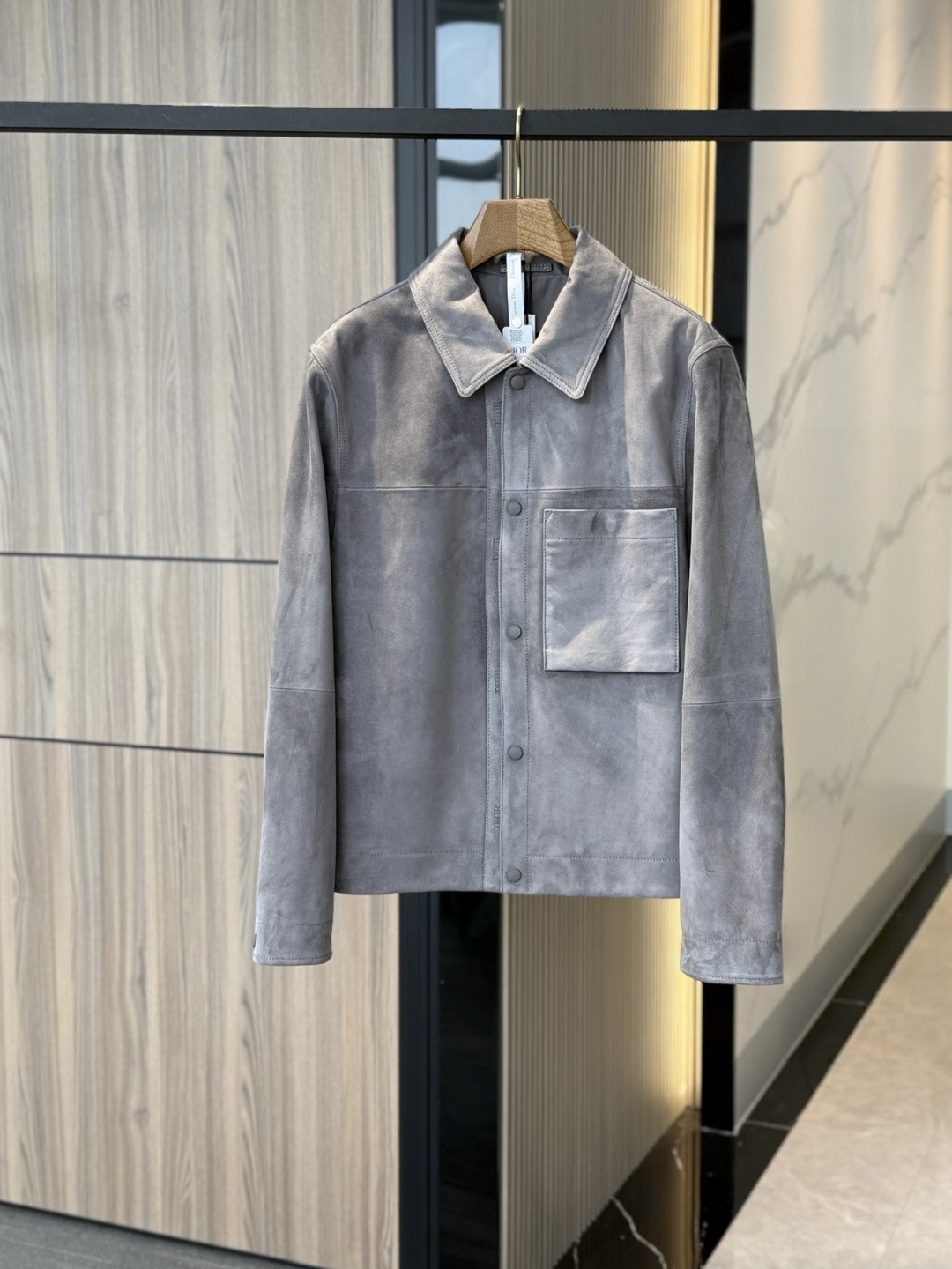 NO:676130,Ready for sale!  Exclusive genuine leather series; new shipments, from Dior 2025 autumn and winter men's high-end suede men's jackets trading company orders; customer supply suede; sheepskin, suede feel; comfortable and high-end performance. The must-have jacket for sportsmen. The feeling on the upper body is completely suitable. One batch has been sold out. The second batch is being added and replenished. It is not enough to sell. It may not be available in the winter if you book in advance. You can only wear counter-level coins to buy directly.  Original genuine leather. Not available on the market. Original leather. Not available on the market. Original leather. Not available on the market. Full counter-grade packaging. Main body sheepskin. Lining. Cupro fiber. This jacket is a wardrobe classic. Crafted from anthracite suede sheepskin, it features a DR debossed logo on the snap closure and a patch pocket on the front. It can be paired with a variety of casual items from all seasons to create a more sophisticated look. Dior  Gravure logo｜Front snap closure｜Chest patch pocket. If you buy it, you can go to the treasurer to try it. Don't think it's expensive. It's a rare limited edition jacket. This kind of quality is not too common. The purchasing agent is close to 10,000 yuan. What we sell is a pure and perfect product, a bomber jacket with a smart upper body. There is no pressure on the counter. The inner lining is made of cuprammonium silk fabric, which is very comfortable. The upper body version will really surprise you. The three-dimensional fit, the matching effect is outstanding. Casual autumn and winter style.  Large body suede fabric supplied by customer. You can study it after receiving the goods. The whole piece is worthy of appreciation in all aspects of fabric, leather, wiring and craftsmanship. It has a low-key and emphasized attitude. It is worn properly. High-end authentic Dior sheepskin suede. The classic model of the main line of the counter. The top sheepskin is flexible and delicate. The grade is very wear-resistant and durable. Dior, jackets & coats, jackets & coats, sheepskin, chamois leather, Top Customize19860909现货发售！独家正品级真皮系列； 新款出货 ,来自迪奥2025秋冬男装高端 绒面革 男士夹克外套 贸易公司订单； 客供绒面革；羊皮革 ,麂皮手感；舒适又高级的表现 型男必备夹克 上身那种feel完全对味,已经出断一批, 第二批持续加单补货中, 完全不够卖,提早预定 到冬天不一定在有 ,只穿专柜级可持币直入 真皮原厂. 非市面通货 真皮原厂. 非市面通货 真皮原厂. 非市面通货 专柜级全套包装 主体羊皮革 里料 铜氨纤维 这款夹克是衣橱经典单品.采用煤灰色绒面羊皮革精心制作,按扣开合处饰以 D R凹印标志,正面饰以贴袋.可与四季的各式休闲单品搭配,打造更加精致的造型 . 迪奥 凹印标志｜正面按扣开合 ｜胸前贴袋 买到可以去司库试试 ,不要觉得价格贵,本身就很少见的限定夹克,这类品质不会太泛滥 代购接近万元.我们卖的是纯纯完美货, 飞行员夹克,上身干练. 上柜无压力 内衬采用铜氨丝面料,很舒服 上身版型真的是让你惊讶到 立体的合身感,配搭完全效果出众 休闲秋冬款 客供大身绒面革面料 收到货可以研究一下,整件从面料、皮质、走线 工艺方方面面都可以值得品味 低调有强调的态度出来了. 穿正的来 高端真品迪奥羊皮绒面革 专柜主线的经典款 顶级的羊皮柔韧细腻 档次很好耐磨耐穿,,dior,jackets & coats,jackets & coats,sheepskin,chamois leather,Top Customize1,Men's clothing