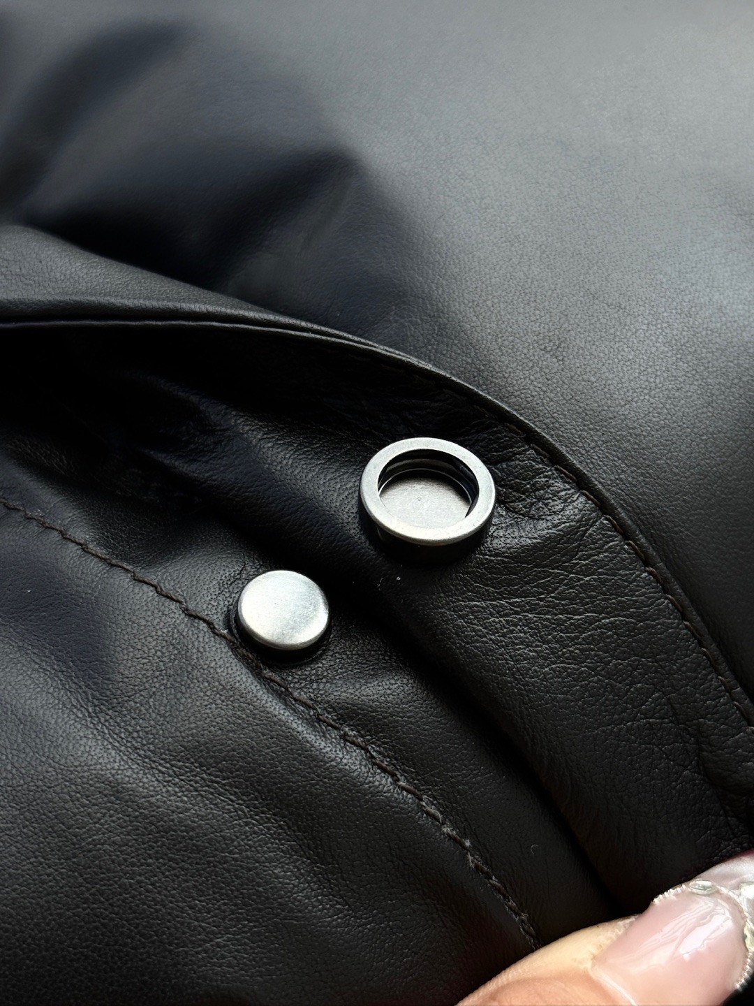 NO:676127,Our wiring is not comparable to the deceptive chemical fiber wiring of the ordinary version!  Each stitch is straight and even, perfectly in line with the tone of the ZEGNA brand. The crooked stitching of the regular version is not in the same league as this 'real guy'!  Not only does our wiring look exquisite, but its firmness is unparalleled. It can be worn for several years without being untied. It exudes luxurious quality both inside and out. This is called true craftsmanship!  ”,,Top Customize119860909咱这走线可不是普通版本那糊弄人的化纤走线能比的！每一针 笔直均匀,跟ZEGNA品牌调性严丝合缝.普通版本那歪歪扭扭的走线,跟咱这“真家伙”比,根本不是一个段位！咱这走线不光看着精致,牢固度更是没话说,穿个几年都不带开线的,里外都透着奢华品质,这才叫真工艺！”,,Top Customize1,Men's clothing