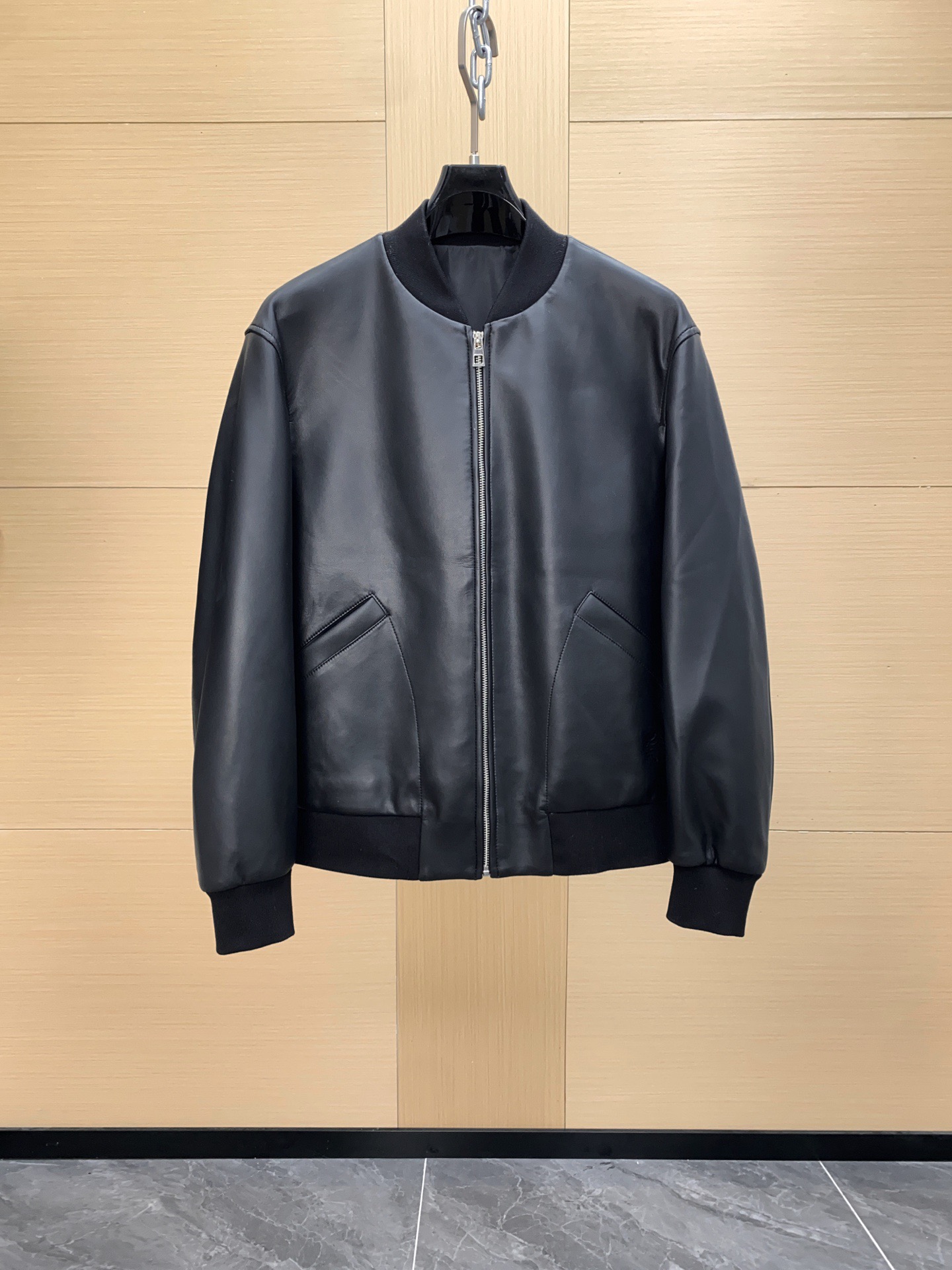NO:676258,Ready for sale!  LOEWE/Loewe's original men's sheepskin baseball style leather jacket, the latest 2025 early spring leather jacket, with heavy-duty embossed brand logo technology!  Heavy-duty pure blood, the counter has a level of 40,000+, hardware accessories for customers. As a basic business casual style, the quality can be imagined. The simple and elegant style, craftsmanship quality and tailoring design are first-class. It is light, capable and fashionable and elegant. This kind of item is indispensable in the wardrobe. High-quality sheep leather, fine and shiny leather, both style and quality are very in line with the requirements of modern cities. It is recommended to buy. Sizes 48-56,, loewe, loewe, jackets &  coats,jackets & coats,leather jacket,sheepskin,Top Customize119860909现货发售！LOEWE/罗意威原单男士绵羊皮棒球款皮衣外套,2025早春最新款皮夹克,重工压印品牌logo工艺！重磅纯正血统,专柜四万+级别,客供五金配饰 作为基础的商务休闲款,品质可想而知,简约大气的款型,工艺品质及剪裁设计都堪称一流,轻熟干练且时尚优雅的风格,这样的单品是衣橱不能缺少的,优质绵羊皮,皮质细腻有光泽,无论款型还是品质都非常符合现代都市的要求,推荐必入.尺码48-56,,loewe,loewe,jackets & coats,jackets & coats,leather jacket,sheepskin,Top Customize1,Men's clothing