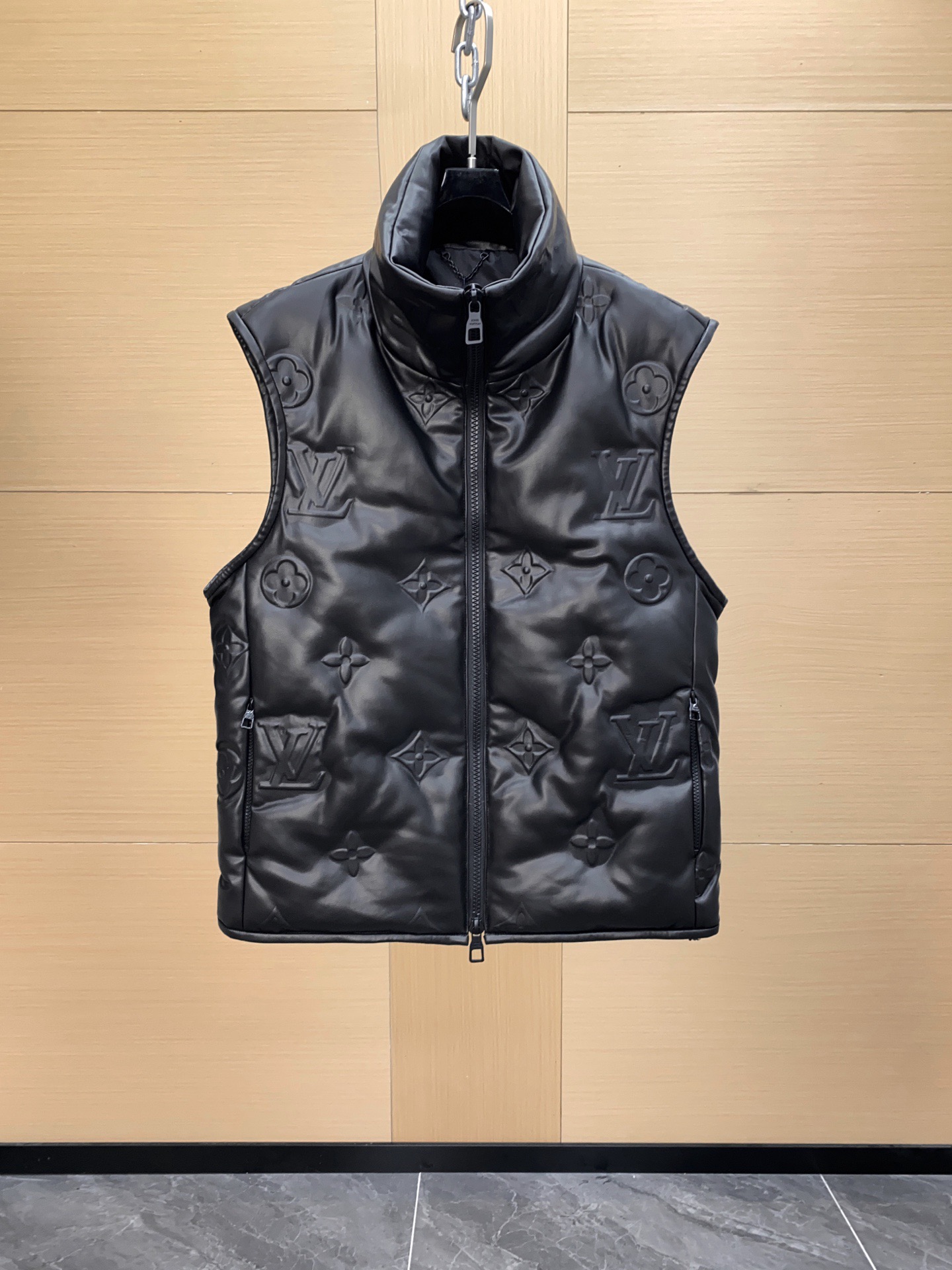 NO:676262,Ready for sale!  1V Lujia men's embossed down vest. Made of imported lambskin, loose fit, all hardware accessories are 1:1, full of down filling. The hat is removable, and there are not many ceiling-level products. Sizes 48-56,, louis vuitton, louis vuitton, down jacket, sheepskin, hats, Top Customize19860909现货发售！1V 驴家 男款压花羽绒马甲.采用进口小羊皮,宽松版型,五金辅料全部1:1,充绒量饱满.帽子可拆卸,天花板级别产品数量不多 尺码48-56,,louis vuitton,louis vuitton,down jacket,sheepskin,hats,Top Customize1,Men's clothing