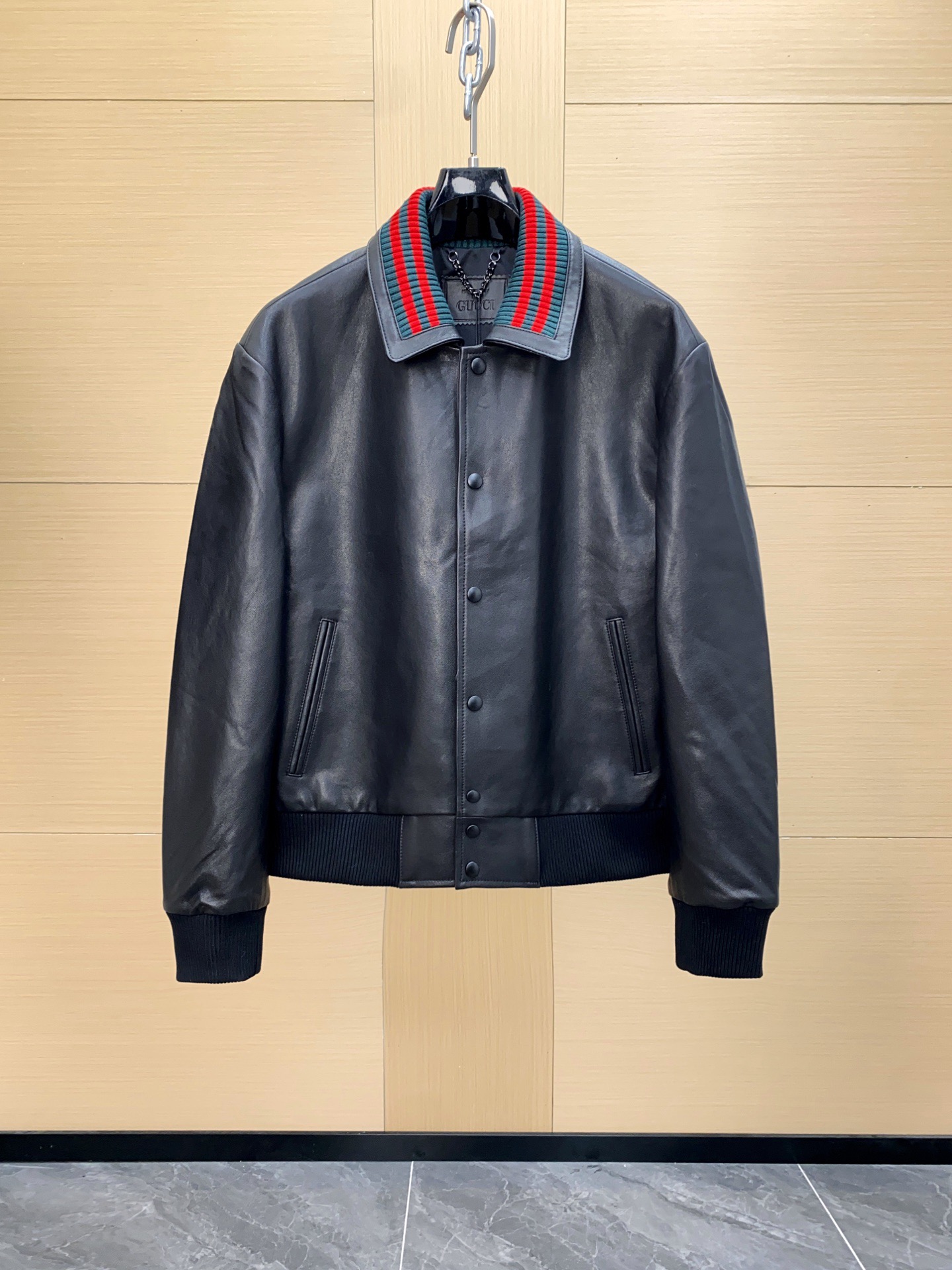 NO:676268,Gucci new autumn and winter products retro classic leather jacket imported from New Zealand lambskin!  Simple and low-key, with original hardware, it can be used for leisure or business. A good style that will not go out of style for ten years!  48-56,,gucci,jackets & coats,sheepskin,Top Customize119860909Gucci 秋冬新品 复古经典皮夹克 新西兰进口小羊皮！简约低调,原版五金,可休闲可商务. 穿十年都不过时的好款！ 48-56,,gucci,jackets & coats,sheepskin,Top Customize1,Men's clothing
