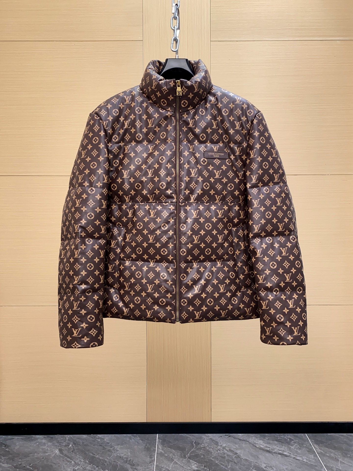 NO:676279,1V 26FW spring and summer men's show Monogram cowhide digital printed down jacket, imported cowhide classic presbyopia pattern!  Stand collar design!  Filled with high quality 90 white duck down!  Zipper opening and closing + multi-pocket design, perfect practicality, original replica hardware, complete with three standards!  Size 48-58,,down jacket,cowhide,Top Customize1198609091V 26FW春夏男装秀款 Monogram 牛皮数码印花羽绒服,进口牛皮 经典老花图案！立领设计！填充高品质90白鸭绒！拉链开合+多口袋设计,实用性满分 原版复刻五金 三标齐全 ！尺码48-58,,down jacket,cowhide,Top Customize1,Men's clothing