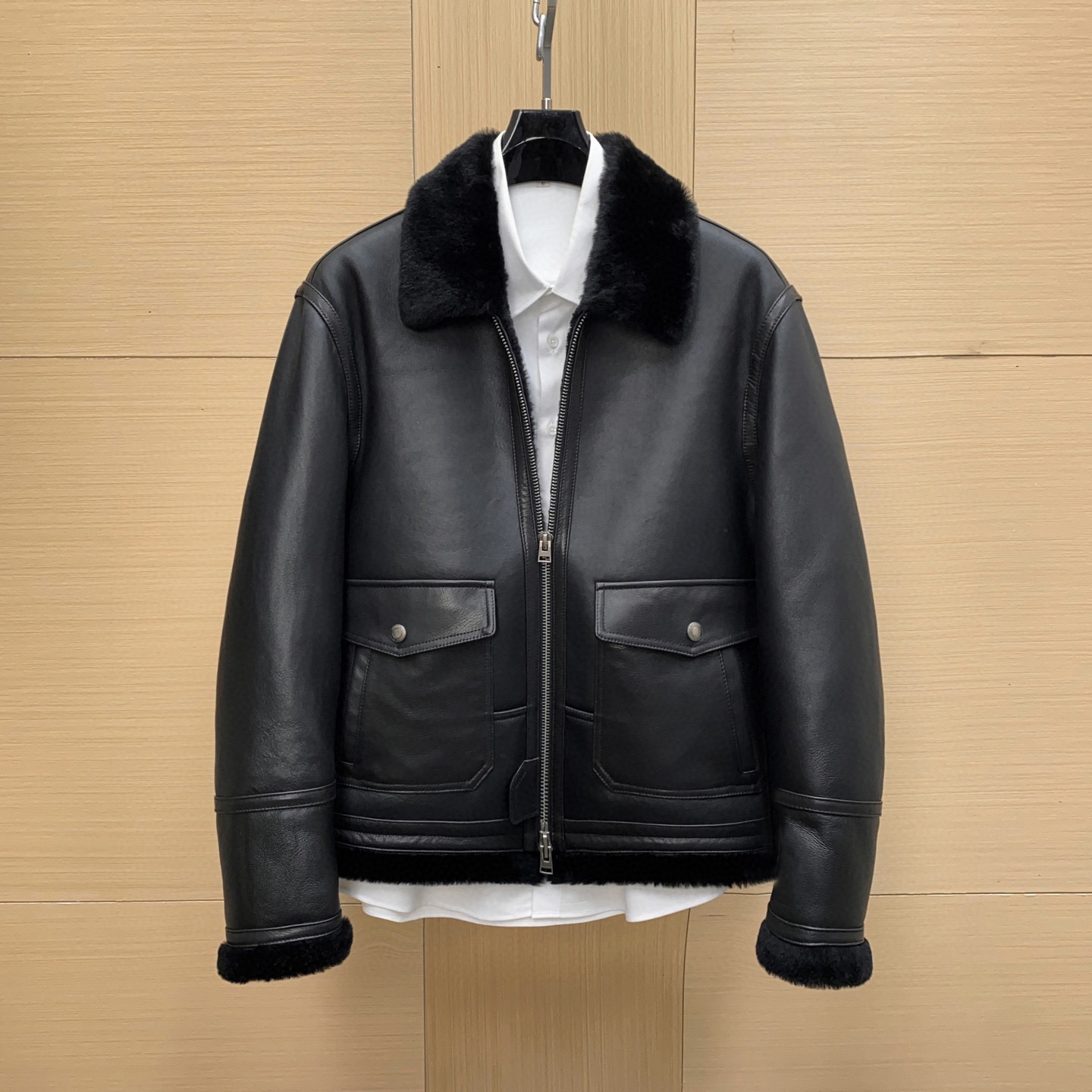 NO:676287,Tom Ford's fur all-in-one jacket is made of black cowhide + lambskin lining, and the texture is super high-end!  Short motorcycle style, lapel + symmetrical pockets, metal zipper and button details, tough and warm. It is super stylish in autumn and winter, and can be easily worn in the workplace or on the street. Pair it with jeans or casual pants for a fashionable look!  Size 48-56,,tom ford,jeans,jackets & coats,cowhide,sheepskin,Top Customize119860909Tom Ford这款皮毛一体夹克,黑色牛皮+羔羊皮内衬,质感超高级！短款机车风,翻领+对称口袋,金属拉链和纽扣细节,硬朗又保暖.秋冬穿超有型,职场or街头都能轻松驾驭,搭配牛仔裤或休闲裤,时髦感拉满！尺码48-56,,tom ford,jeans,jackets & coats,cowhide,sheepskin,Top Customize1,Men's clothing