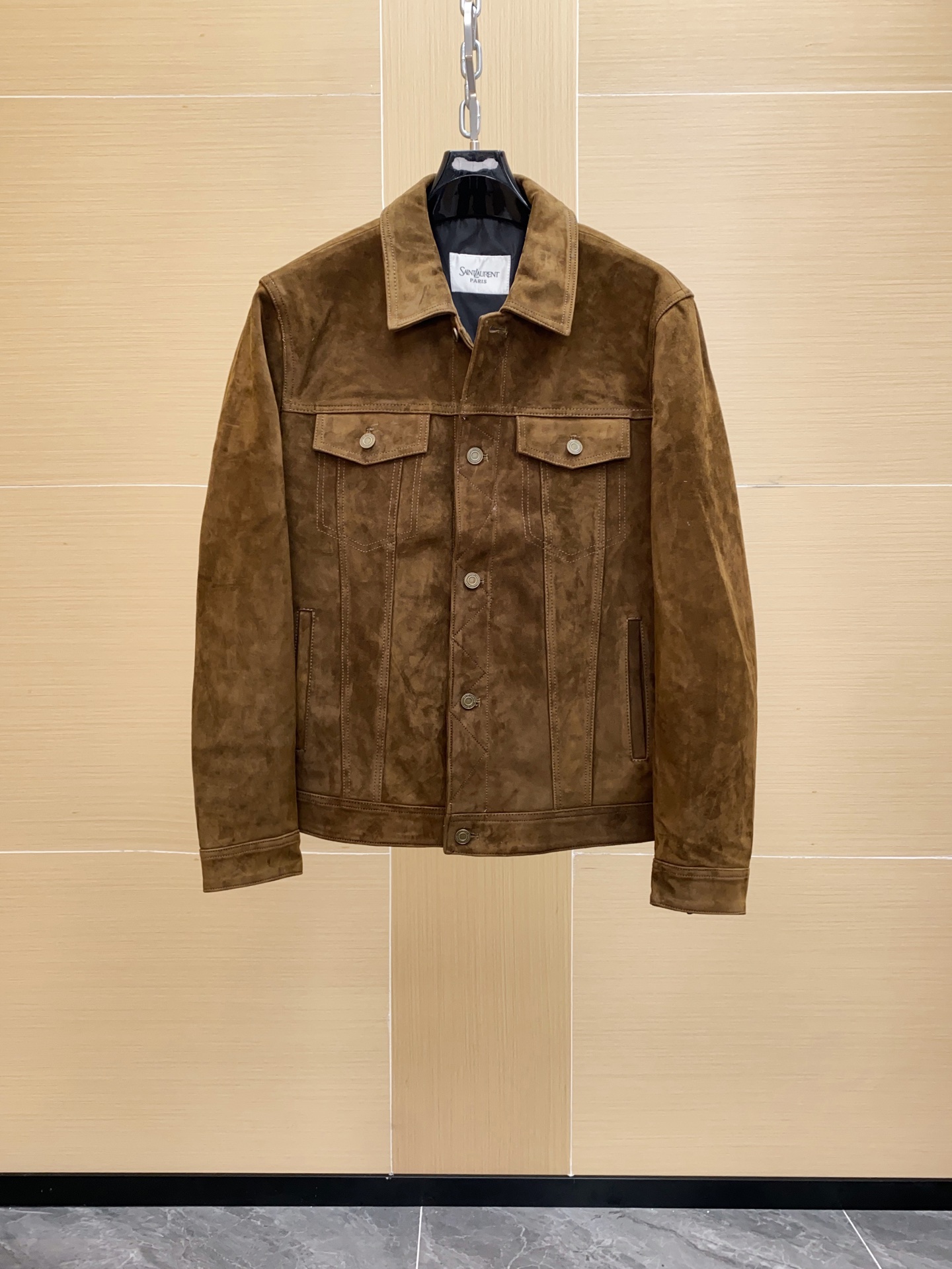 NO:697821,SLP original men's fashion motorcycle leather jacket, Hong Kong channel goods, high-end tasting items, top luxury limited edition products, Italian origin products, F/W autumn and winter new products, high-end show series, official counter 5.7W!  Leather clothing is a highly fashionable luxury item in the matching season. A high-quality leather clothing can also become 'hard currency' in the wardrobe. It is very investment-friendly and is a must-have item that every man is eager to buy. It can easily occupy the entire autumn and winter matching season!  In front of an extremely luxurious work of art, you cannot use words to praise, package or even judge it. The inner core halo is so powerful that it is awe-inspiring and shocking. It is an extremely luxurious, noble and stunning high-end leather garment. It has perfect appearance and quality. The whole structure follows the pilot style gene. After improvement and reconstruction, it has derived a fashionable style item. The contours are clear and three-dimensional, and the iconic flap pocket configuration is equipped with a classic lapel design!  In the material chapter, the overall materials are extremely luxurious and unbeatable. The Spanish top suede sheepskin supplied by customers is the best mass-produced leather in the industry. It is quite heavy and expensive. The toughness and texture of the leather are first-class. The interior is matched with a smooth composite sheepskin lining for superior breathability!  The details are impeccable, the customization process of the garments in the Italian century-old workshop, purely hand-made with skilled craftsmanship, every stitch and stitch shows the craftsmanship, unparalleled exquisiteness, the one-line cutting opening and closing pockets, very unique details, the placket snap button 1:1 restores the original hardware, it is quite exquisitely crafted, every detail highlights the brand's rigorous and demanding craftsmanship, exquisite craftsmanship, awe-inspiring and shocking!  The tailoring is first-class, the upper body effect has both temperament and aura, the tough lines are full of hormones, the black leather outfit is cool and handsome, versatile and business casual, there is no need to consider the matching skills, simply match it with a T-shirt for casual, and a shirt for business, which is in line with the daily street style!  High-quality leather jackets have great investment value and significance. They are irresistible equipment for men. They are a unique weapon that can be used to look stylish when out on the street. It is a unique collection of the best type on the market!  There is no need to worry about the possibility of collision, it is rare!  Size 48-56,,loro piana,jackets & coats,shirts,tees,t-shirt,leather jacket,sheepskin,Top Customize119860909SLP 原单男士时装款机车皮衣外套,香港洋行渠道货,高端品鉴之物,顶级奢华限量尤物,意大利原产出品,F/W秋冬新品,高级秀场系列,官柜5.7W！ 皮衣属于搭配季塑造性极高的奢物,一件上乘的皮装亦足以成为衣橱里的“硬通货”,非常具有投资性,是每个男人趋之若鹜的必备单品,可以轻松占据整个秋冬搭配季！ 在一件极奢侈的艺术品面前,你无法用言语去美誉包装甚至评判的,自带的内核光环强大到令人敬畏和震撼,极为奢华矜贵且惊艳的一款高级皮装,颜值与品质完美兼具,通体构造沿袭了飞行员风格基因,经过改良重建衍生出极富时装感的造型单品,轮廓菱角分明立体感十足,标志性翻盖口袋配置,搭载经典翻领设计！ 材质篇整体的用料极致奢华,无敌的配置,客供的西班牙顶级反绒绵羊皮 ,属于业界最上乘的量产皮料,颇为重磅且矜贵,皮料韧性度与质感一流,内里搭配光面复合羊皮内里 透气性优越！ 细节做工无可挑剔,意大利百年工坊成衣定制工序,纯手工娴熟技艺打造,一针一线尽显匠心工艺,无敌精湛考究,一字切割开合口袋,非常别致的细节,门襟按扣1:1还原正品五金,颇为精工制作,细节处处凸显了品牌对于工艺的严谨与苛刻,匠心考究,让人敬畏且震撼！ 剪裁一流,上身效果气质与气场兼收,硬朗的线条感充满荷尔蒙,黑色系皮装酷帅十足,轻熟百搭且商务休闲,无需考量搭配功底,内里简单搭配一件T恤可休闲,搭配一件衬衫可商务,符合日常出街造型！ 上等的皮衣非常具有投资价值和意义,对于男人属于无法抗拒的装备,属于出街拗造型的杀手锏级的独门利器,市面绝无仅有的珍藏极品类型！无需担心撞款的可能性,可遇而不可求！尺码48-56,,loro piana,jackets & coats,shirts,tees，t-shirt,leather jacket,sheepskin,Top Customize1,Men's clothing