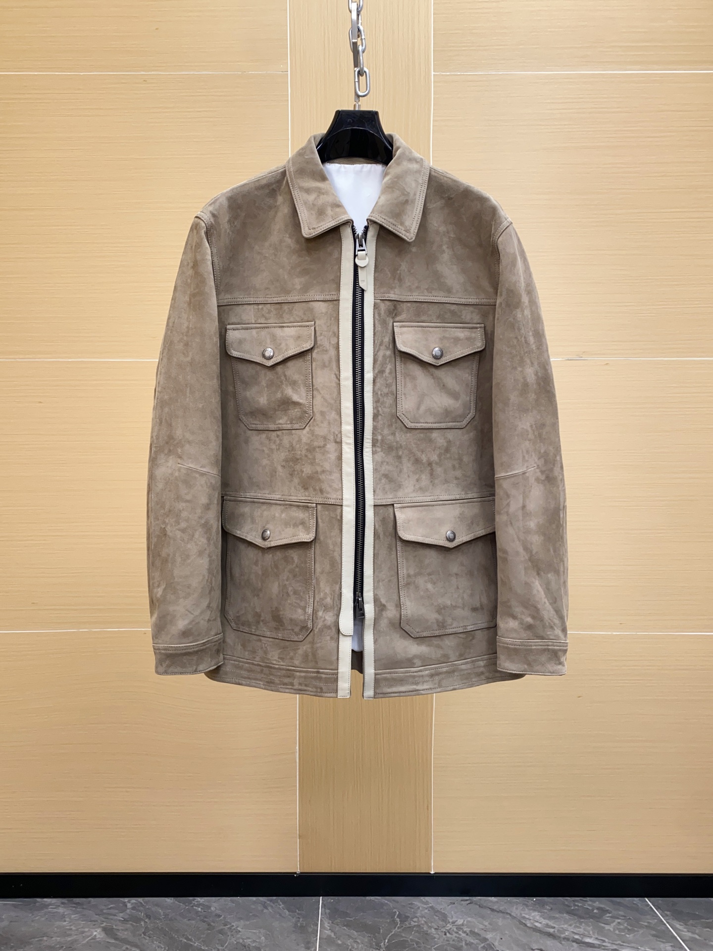NO:697829,TOMFORD classic traveler hunting jacket is made of high-quality mixed suede sheepskin, which is soft and delicate, low-key and luxurious. The stand-up collar and multi-pocket design are practical and stylish. The camel color is versatile and can easily create an old-money style or a simple accent. Each piece is handmade and unique!  Size 48-56,,tom ford,jackets & coats,sheepskin,Top Customize119860909TOMFORD 经典旅行者猎装夹克 选用高品质混种绒面羊皮,柔软细腻, 低调奢华,立领多口袋设计,实用又有型,驼色百搭,轻松打造老钱风或简约腔调.每件都是手工制作,独一无二！尺码48-56,,tom ford,jackets & coats,sheepskin,Top Customize1,Men's clothing