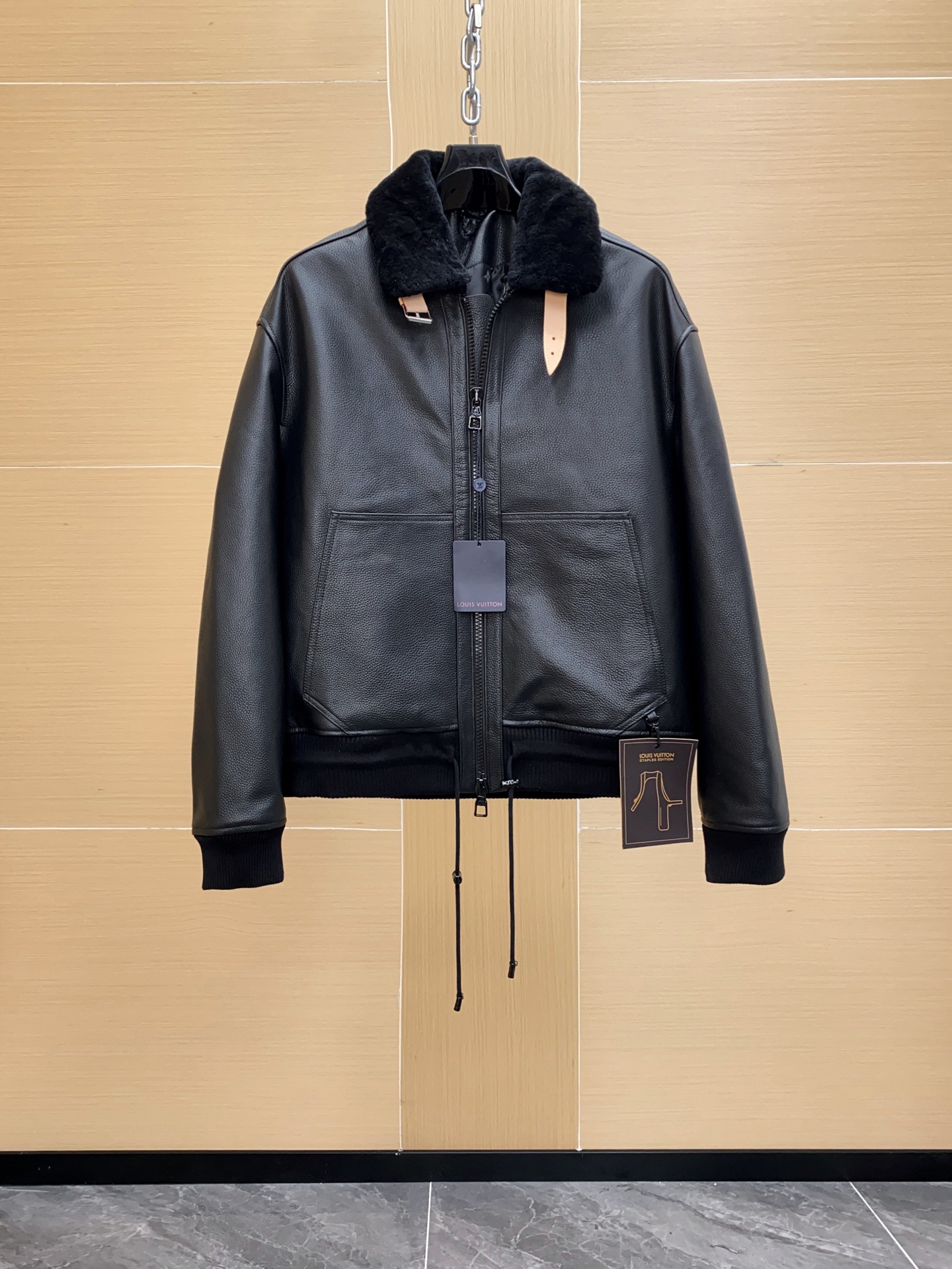 NO:697837,1V Highly recommended. It is well known by fashionistas who are at the forefront of fashion. It is also hard to find in counters. This year’s new white color is so handsome. Material: wool collar. Korean imported cowhide. Super thick. Comparable to the original version. Loose original version. Original hardware accessories. Size 44-54,,cowhide,Top Customize1198609091V 重磅推荐 走在时尚前沿的潮人们都知道的一款 专柜也是一衣难求 今年新出了白色 太帅了 材质羊毛领 . 韩国进口牛皮. 超级厚实. 媲美原版.宽松原版版型 原版五金配件 尺码44-54,,cowhide,Top Customize1,Men's clothing