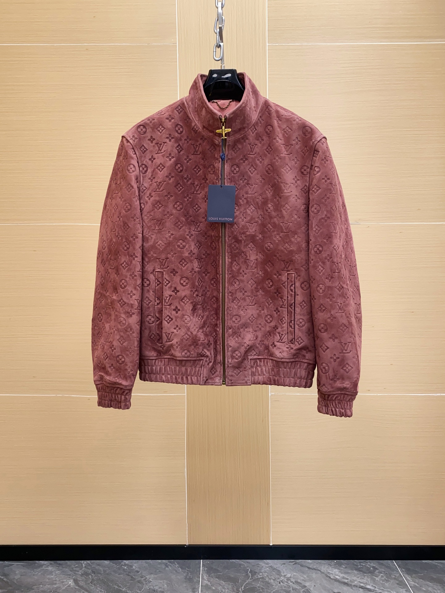 NO:697831,1V Louis Vuitton 25 MONOGRAM Embossed Sheep Leather Sports Jacket Leather Imported Suede Sheep Leather Original custom-made imported first-layer sheep leather, which presents a fine suede texture after special frosting treatment. Sheep leather is naturally flexible, with restrained luster, light and has excellent drape. It feels smooth and soft, comfortable against the skin, and reveals the unique high-end atmosphere of luxury leather. The reason why suede + embossing technology can present this soft and advanced pink color  , this kind of pink is made by polishing light-colored suede sheepskin into a suede surface + water-dyed dyes. The dye penetrates into the leather fibers, making the color naturally transparent. Combined with soft polishing, the color looks warm and non-glaring. Our process costs are not fooled casually!  !  !  Consistently benchmark against high-end brands of environmentally friendly metal complex dyes with better color fastness and uniformity.!  The most intuitive way to compare the leather materials on the market is to compare the cost difference we are talking about; it is finally achieved through light matte surface treatment + high temperature embossing. Therefore, it not only has a pink high-end feel, but also retains the softness and three-dimensional texture of suede. The embossing process is the entire Monogram full-width embossing process, and the brand's classic pattern is accurately embossed on the suede leather.  High-temperature setting and precise alignment of the mold ensure that each group of presbyopic letters and flower patterns remain coherent and complete at the splicing point without any sense of misalignment. The embossing is of consistent depth and clear lines, forming a three-dimensional effect under changes in light and shadow, giving the whole a low-key yet gorgeous layered feel. The embossing process is extremely difficult, and a slight deviation will destroy the luster and feel of the leather surface, so the full-body stitching highlights the top level of the workshop. Craftsmanship: High stand-up collar design, added on the inside  Fine pleats are sewn to ensure a three-dimensional look and a comfortable fit. The cuffs and hem adopt double-line pleating technology to make the overall silhouette more rigid and durable. The slip pockets use invisible splicing, and the embossed patterns are aligned and connected naturally, with almost no trace of segmentation. Zipper and hardware technology. The front of the zipper is equipped with a Monogram-engraved airplane-shaped zipper puller.  ; The front is made of imported copper zipper, which has been treated with retro electroplating process, giving it a warm antique gold color, which is both wear-resistant and smooth to use. The aircraft-shaped zipper head is engraved with the brand name and the classic Monogram pattern. The engraving is evenly deep and shallow, and the corners of the letters are clear and three-dimensional, highlighting the precision mold craftsmanship. The hardware feels thick yet delicate, taking into account both decoration and practicality, adding unique collection value and design sense to the entire leather jacket.,, louis vuitton, jackets  & coats,leather jacket,sheepskin,chamois leather,Top Customize1198609091V 路易威登 25 MONOGRAM 压纹羊皮革运动夹克 皮料 进口绒面羊皮革 原版订做进口头层羊皮革, 经特殊磨砂处理后呈现细腻绒面质感.羊皮革天然柔韧,光泽内敛,轻盈而具备极佳的垂坠感.手感顺滑柔润,贴肤舒适,透出奢华皮革独有的高级氛围. 绒面皮+ 压纹工艺,之所以能呈现这种柔和又高级的粉色 ,这种粉色是通过浅色麂皮羊皮打磨成绒面 + 水染染料调色 染料渗透进皮纤维,颜色自然通透,再配合柔和的打磨,使颜色看起来温润、不刺眼.我们的工艺成本不是随便糊弄的 ！！！ 一致对标高级品牌环保型金属络合染料 色牢度和均匀度更好.！市面的皮料,最直观的去对比一下咱们所说的成本差 ； 最后通过表面轻雾面处理 + 高温压纹 实现的.所以它既有粉色的高级感,又保留了绒面的柔软与立体质感 压纹工艺 整件Monogram 全幅压纹工艺,品牌经典花纹在绒面皮革上精准压印. 高温定型与模具精准对花,使每一组老花字母与花卉图案在拼接处保持连贯完整,无任何错位感. 压纹深浅一致,线条分明,形成光影变化下的立体效果,让整体呈现低调而不失华丽的层次感. 压纹工艺难度极高,稍有偏差即会破坏皮料表层光泽与手感,因此全身对花拼接更彰显工坊的顶级水准. 工艺结构 高立领设计,内侧加入 细密褶皱缝制,既保证立体感又兼顾舒适贴合. 袖口与下摆采用 双道压线褶裥工艺,令整体廓形更挺括耐穿. 插袋采用隐形拼接,压纹花型对齐自然衔接,几乎看不出分割痕迹. 拉链与五金工艺 拉链前襟配有 Monogram 铭纹飞机造型拉链头 ；前襟采用进口铜质拉链,经过复古电镀工艺处理,呈现出温润的古董金色泽,兼具耐磨与顺滑的使用体验.飞机造型拉链头嵌刻 品牌字样与经典 Monogram 花纹,雕刻深浅均匀,字母边角清晰立体,凸显精密的模具工艺.五金触感厚实不失细腻,兼顾装饰性与实用性,为整件皮衣增添独特的收藏价值与设计感.,,louis vuitton,jackets & coats,leather jacket,sheepskin,chamois leather,Top Customize1,Men's clothing