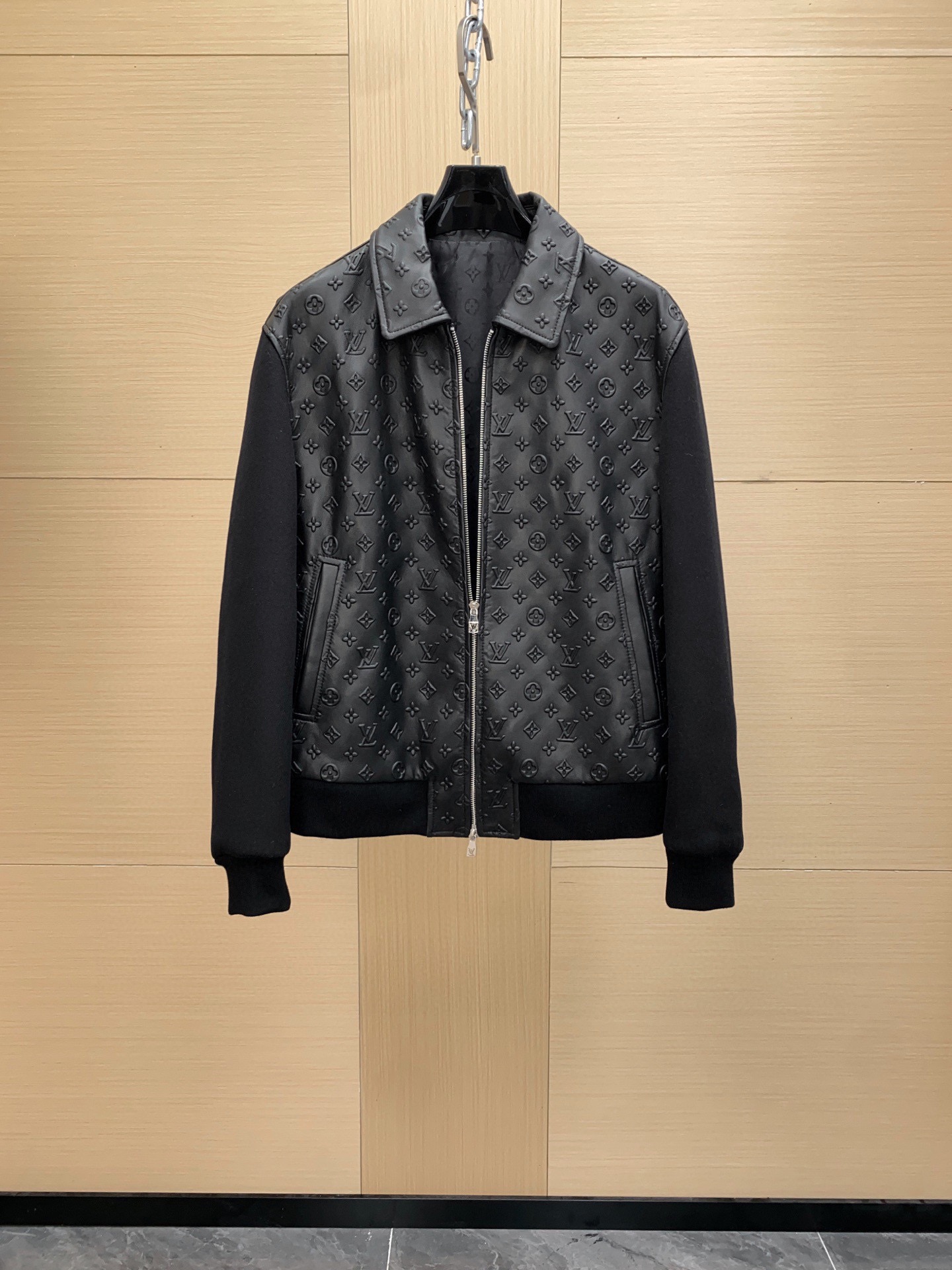 NO:701583,[Ready for sale] 1V, genuine leather embossed lapel jacket, same style for men and women, moderate thickness. Wouldn’t it be cool to wear such a baseball uniform in autumn and winter?  The same styles as celebrities, you can get celebrity outfits in one second. Autumn and winter are here, classic designs turn passers-by into gods and goddesses in one second!  The eye-catching 'C' design on the chest is simple yet brand-conscious. It is made of imported lambskin and has a great texture!  This splicing design is very nice. The best thing is that it is more gentle than ordinary leather jackets but more mature than traditional baseball jackets. It can match both mature and youthful feelings. It is not a picky style... Highly recommended!  High-end outfit,,jackets & coats,jackets & coats,leather jacket,sheepskin,Top Customize119860909【现货发售】1V、真皮压花翻领夹克外套 男女同款厚度适中 秋冬穿着这样一件棒球服会不会很帅？明星同款,一秒get明星穿搭,秋冬已至,经典设计一秒路人变男神女神！胸前醒目的c字,的设计,简单而不失品牌感,采用进口小羊皮,质感非常的棒！这样拼接设计很nice最棒的是,它比一般的皮衣夹克更和气但又比传统棒球夹克成熟,成熟和青春的感觉都能搭配出来.不挑人的款…强力推荐！高级感穿搭,,jackets & coats,jackets & coats,leather jacket,sheepskin,Top Customize1,Men's clothing