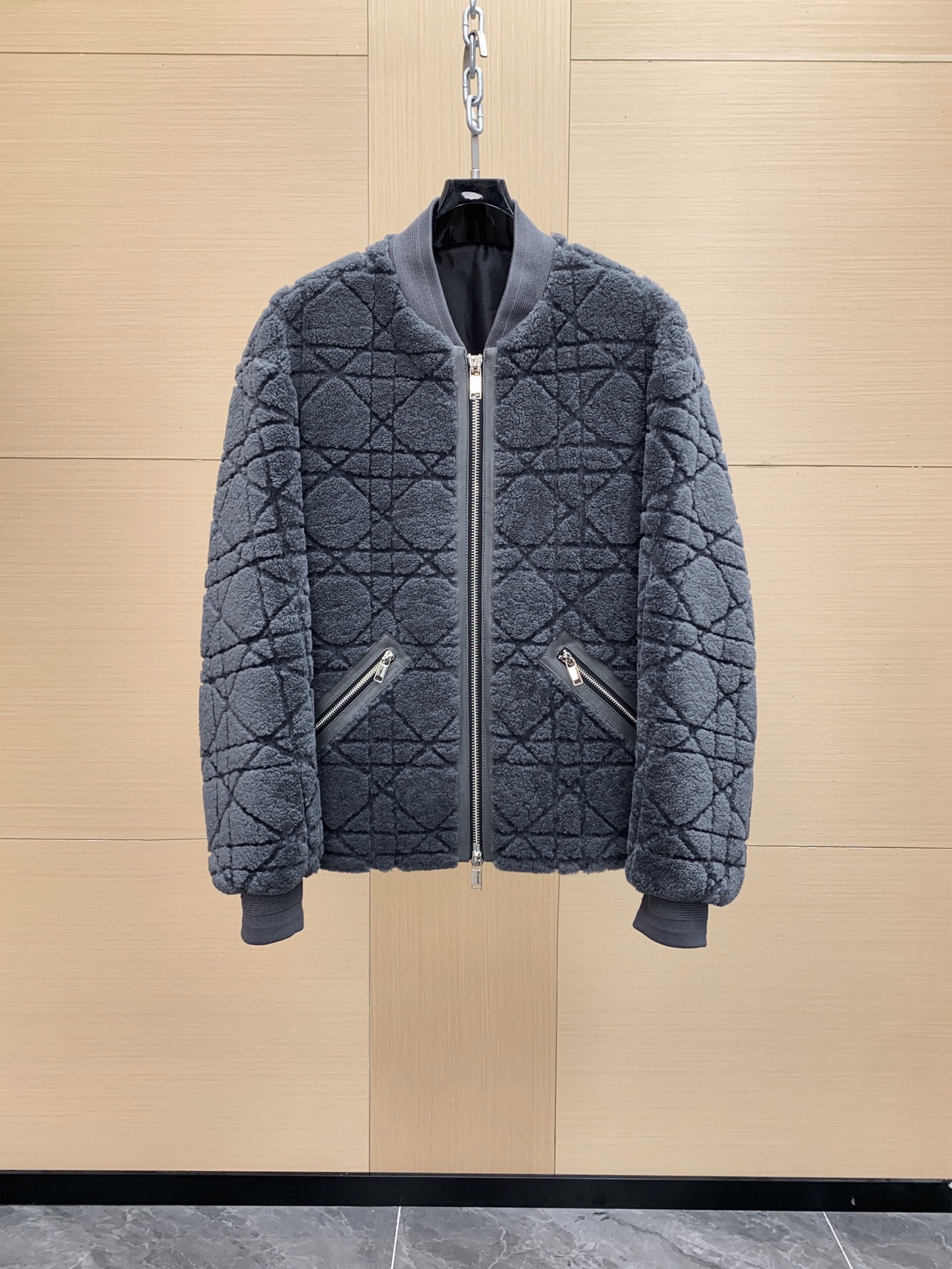 NO:701600,[Ready for sale] CD's latest autumn and winter gray merino fur. The whole body is decorated with tonal cannage pattern embroidery to enhance the style. Official price is 75800. It is equipped with practical side pockets and snap button closure. Soft and comfortable, it can create a modern and fashionable look. The whole body is tonal tonal cannage pattern embroidery. Invisible snap button closure and side snap button pockets. DIOR jacquard body and sleeve lining. The main body is integrated with fur. Detailed sheepskin leather. The lining is cupro fiber.  Size 48-56,,dior,sheepskin,Top Customize119860909【现货发售】CD 秋冬最新 灰色美利奴皮毛一体 通体饰以同色调藤格纹刺绣提升格调,官方售价75800 搭配实用的侧面口袋和按扣开合.柔软舒适,可打造现代时尚的造型.通体同色调藤格纹刺绣隐形按扣开合侧面按扣口袋 DIOR提花衣身和衣袖里料主体皮毛一体,细节羊皮革,里料 铜氨纤维 尺码48-56,,dior,sheepskin,Top Customize1,Men's clothing