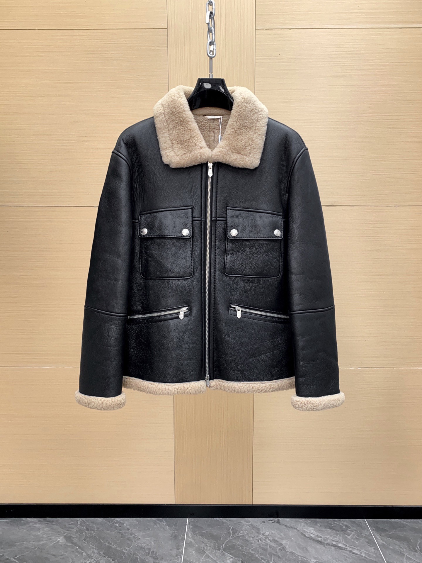 NO:701603,[Ready for sale] Hermès [How can you miss a warm and premium custom-made fur one-piece fur jacket in winter] New weight class high-end heavy industry luxury goods, men's fur one-piece high-end top series. Exclusive dedication model, order from famous store, high luxury wearing enjoyment, cool fur one-piece jacket!  Famous store orders, high-end luxury product series, top-notch fur products, highest-standard clothing, a must-have series for high-end fans!  !  One of the pinnacles of the luxury world, I haven’t shared this pure high-end clothing series with you for a long time. I have only one word for this model and that is grab it, otherwise you will definitely regret it!  !  Let me quietly explain to you the luxurious products of this cabinet W+!  !  The ultra-high-end luxury atmosphere that can be sensed with the naked eye, especially the pocket design, is really too brilliant. I have to admire the designer's imagination and design ability. The two souls of smooth leather and fur fit together. The upper body is really amazing, especially the short body-shaping design. It is so handsome that it is unbelievable. The visual effect brought by the grainy curly hair is also more visual impact. The asymmetric design of the pocket on the hem is simply an explosive product!!!  It can be said that it is timeless, and the matching of the upper body can naturally withstand various tests. Don’t look like it is unattractive. This color system is definitely the most suitable for autumn and winter!  !  As for the details and workmanship?  Go and experience this style for yourself. What does a strict design mean? What does meticulous tailoring mean? There is no flaw at all!  !  Unknowingly, I started to build a wall of words again, but I really couldn’t help it with this model. I would like to share it with great value for money. This model is not for profit, but for word of mouth!  Size 48-56,,hermes,jackets & coats,leather jacket,Top Customize119860909【现货发售】爱马仕【冬日里怎能错过一件保暖臻品定制皮毛一体皮草皮衣外套】新款重量级别高端重工奢物,男士皮毛一体高端顶级系列. 独家奉献款,名品店订单,高奢穿着享受,爆帅皮毛一体外套！ 名品店订单,高奢产物系列,皮草类的顶级产品,最高规格服饰,高端粉丝必入系列！！ 奢侈界的顶峰之一,这种纯粹的高级服装系列,我也是很久没有与大家分享过了,对于此款我只有一个字那就是抢,不然你绝对会后悔！！ 让我静静的为大家解析此款柜W+的奢华产物吧！！ 用肉眼就能感知的超高档奢华气息,尤其是这个口袋设计,真的是太过于出彩了,不得不佩服设计师那天马行空般 的想象力与设计力了,将光皮与皮毛一体的两者灵魂相互契合,上身真的是太过于惊艳了,尤其是短款塑身的版型设计,简直帅到无法相信,颗粒卷毛所带来的视觉效果也更具视觉冲击力,下摆的口袋不对称设计,简直一件爆棚的产物!!! 可以说是经久不衰,上身的搭配自然经得起各种考验,不要看似其貌不扬,这绝对是最为适合秋冬的一个色系了！！ 至于细节跟做工？你自己亲自去体验下此款吧,什么叫做一板一眼的设计,什么叫做一丝不苟的裁剪,不见一点瑕疵！！ 不知不觉又码起了文字城墙,但是对于此款我实在是忍不住了,超值性价比分享,此款不为利润,只为口碑！ 尺码48-56,,hermes,jackets & coats,leather jacket,Top Customize1,Men's clothing