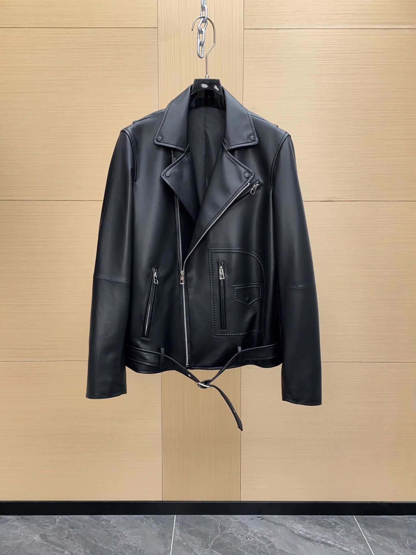 NO:701624,[Ready stock] LOEWE/LOEWE original men's sheepskin motorcycle style leather jacket, the latest early spring 2025 leather jacket, heavy-duty embossed brand logo technology!  Heavy pure bloodline, counter level 40,000+, hardware accessories for customers. As a basic business casual style, the quality can be imagined. The simple and elegant style, craftsmanship quality and tailoring design are first-class, light, capable and fashionable and elegant style. This kind of item is indispensable in the wardrobe. High-quality sheep leather, fine and shiny leather, both style and quality are very in line with the requirements of modern cities. It is recommended. Sizes 48-56,, loewe, loewe, jackets &  coats,jackets & coats,leather jacket,sheepskin,Top Customize119860909【现货发售】LOEWE/罗意威原单男士绵羊皮机车款皮衣外套,2025早春最新款皮夹克,重工压印品牌logo工艺！重磅纯正血统,专柜四万+级别,客供五金配饰 作为基础的商务休闲款,品质可想而知,简约大气的款型,工艺品质及剪裁设计都堪称一流,轻熟干练且时尚优雅的风格,这样的单品是衣橱不能缺少的,优质绵羊皮,皮质细腻有光泽,无论款型还是品质都非常符合现代都市的要求,推荐必入.尺码48-56,,loewe,loewe,jackets & coats,jackets & coats,leather jacket,sheepskin,Top Customize1,Men's clothing