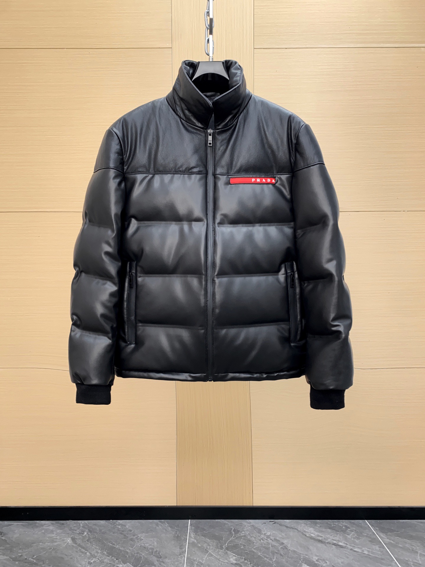 NO:701630,[Ready stock] prada  The best seamless laminated steel-stamped open-mold embossed logo imported nappa leather, pd's high-end men's fashion outdoor down leather jacket, a very heavy-duty and luxurious down leather jacket, with ultra-high quality craftsmanship and design, integrating functionality and fashion, suitable for daily life and outdoor use, simple and elegant business design... Combining fashion aesthetics with outdoor functions to create a new styling design, the combination of genuine leather and down, joining forces to create the best tool to keep out the cold!  The outer layer is imported top-grade Italian nappa sheepskin. The leather has first-class toughness and texture, is delicate and soft, and has excellent breathability. The inner layer is filled with high-quality Hungarian white goose down, which meets the dist standard European standard environmental protection grade. The down is full and fluffy. It uses advanced German direct-punched down technology. It has first-class temperature locking and warmth preservation, good breathability and no odor!  The details are handled well and impeccably. Every part has its own characteristics and highlights. The red inner design detail on the chest becomes the overall visual highlight and enhances the overall sense of fashion. It is rare but not sought after!  Size 48-56,,prada,dior,jackets & coats,leather jacket,down jacket,sheepskin,Top Customize119860909【现货发售】prada 极品无缝压胶钢印开模压印logo进口nappa皮料,pd家高端男士时装款户外羽绒皮衣外套,非常重工奢华的一款羽绒皮衣,兼具超高的品质工艺和设计,集功能性与时髦度于一体,亦日常亦户外,简约大方的商务设计..将时装美学与户外机能重组结合,构建出全新的造型设计,真皮与羽绒之间的组合,强强联手打造最御寒的利器！外层为客供进口的顶级意大利纳帕nappa绵羊皮,皮料韧性度与质感一流,细腻且柔软,透气性极好,内里填充的上乘匈牙利白鹅绒,符合dist准欧标环保级,羽绒饱满蓬松有度,采用德国先进直冲绒技术,锁温保暖程度一流,透气性佳且无任何异味！细节处理到位,无可挑剔,每一处都颇具特色和亮点,胸口那一抹红色内线设计细节成为整体视觉亮点,提升了整体的时髦感,可遇而不可求！尺码48-56,,prada,dior,jackets & coats,leather jacket,down jacket,sheepskin,Top Customize1,Men's clothing