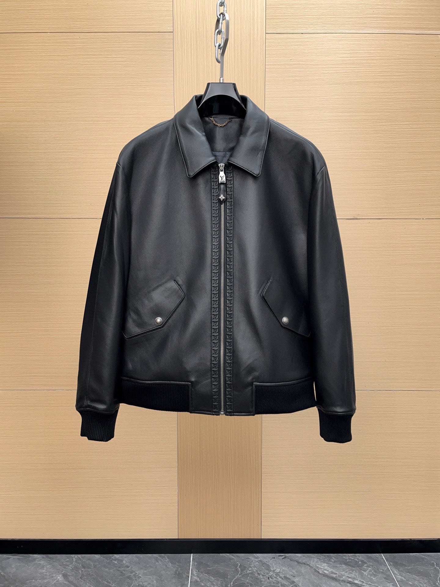 NO:701613,[Ready for sale] 1V 2025 Autumn and Winter Men's Clothing Genuine Leather Bomber Jacket Leather Cow Leather Lined Monogram Flower Original Imported Single Product · Trading Company Order Channel Imported from Italy The first layer of cow leather is thick and compact, with clear natural pores on the surface, and a tough and tensile texture. Cow leather is famous for its toughness and wear resistance. The garments are crisp and stylish, and will not collapse easily after being worn for a long time. It also has a delicate feel and a stable texture, giving it a strong men's aura. The leather is processed with heavy craftsmanship and high difficulty. The cowhide is thicker during the trimming process, and cutting and splicing require high-tonnage presses and skilled craftsmen. The edges are trimmed and polished by hand, and the stitches are fine and firm, taking into account the crisp appearance and durability. Multiple processes are superimposed. The zipper is equipped with logo embossed trim (whole opposite grain). The surface of the cowhide presents a Monogram pattern, which is three-dimensional and uniform. It not only improves the visual level, but also avoids large-area wrinkles on the leather surface due to long-term use. Highly difficult to splice. The splicing parts are slightly distressed, and the edges are hand-finished and the stitching is reinforced to ensure stiffness and durability. The whole garment has both a straight silhouette and a retro charm. Accessory details: The hardware zipper adopts a custom-grade metal zipper, and the surface is treated with a retro brushing process to present a low-key matte texture. It is smooth and durable, and the zipper head is engraved with the logo. The zipper leather buckle is embossed with a four-petal flower pattern and is fixed with hand-stitching, taking into account both decoration and practicality. Rib webbing The hem, cuffs and collar are made of high-density knitted ribs, which are moderately tight and fit the body's movements, providing both comfort and shape retention. High-density fiber fabric is used, which is flexible and wear-resistant, breathable and warm. The lining is decorated with Monogram flowers and geometric textures Continuous quilting is presented, the stitches are tight and neat, the stitches are even, and it has a sense of three-dimensional sculpture. The quilting process is not only for decoration, but also for fixing the inner filling, making the body crisp and stylish, and not easy to deform when worn. It is wear-resistant and tensile-resistant, and the details continue to be rigorously processed at the high-end level. This leather jacket is a double benchmark for craftsmanship and design - Incorporating high-grade leather embossing and vegetable tanning technology into the silhouette of the classic bomber jacket, it truly interprets the low-key but irreplaceable high-end men's aura.,,jackets & coats,leather jacket,cowhide,Top Customize119860909【现货发售】1V 2025秋冬男装 真皮飞行员夹克 皮料牛皮革 内衬Monogram 花卉 原厂进口单品 · 贸易公司订单渠道 意大利进口 头层牛皮革皮质厚实紧密,表层天然毛孔清晰,纹理硬朗而富有张力.牛皮以坚韧耐磨著称,成衣挺括有型,久穿不易塌陷,同时兼具细腻手感与沉稳质感,极具男装硬朗气场.皮革处理上采用重工艺高难度制作 ,植物鞣制 ,鞣制环节采用植鞣工艺,令皮革保持天然油脂 ,厚皮拼接 & 收边工序牛皮较厚,裁切与拼接需高吨位压机与熟练匠人操作,边缘经手工收边打磨,线迹细密牢固,兼顾挺括外形与穿着耐久度. 多重重工艺叠加 拉链配有标识压纹饰边（整条对纹） 牛皮表层呈现 Monogram 花纹,立体清晰且均匀,不仅提升视觉层次,还避免了皮面因长久使用而产生大面积褶皱.  高难度拼接 拼接部位采用微做旧处理,手工收边并加固缝线,确保挺括度与耐用性,整件成衣兼具挺拔轮廓与复古韵味. 辅料细节 五金拉链采用定制级金属拉链,表面经复古拉丝工艺处理,呈现低调哑光质感.顺滑耐用,拉链头刻印Logo.拉链皮扣加压浮雕四瓣花图案,结合手工缝线固定,兼顾装饰性与实用性. 罗纹织带 下摆、袖口与领口选用高密度针织罗纹,松紧适中,贴合人体动作,舒适度与保型性兼具采用高密度纤维织物,柔韧耐磨,透气性与保暖性兼具. 内衬以 Monogram 花卉与几何纹理 连续绗缝呈现,针脚紧密工整,线迹均匀,具有立体雕塑感.绗缝工艺不仅为装饰,更能固定内层填充,使衣身挺括有型,穿着时不易变形.防磨耐拉,细节处亦延续高定级别的严谨处理. 这款皮衣是 工艺与设计的双重标杆 —— 在经典飞行员夹克的廓形中,融入高级皮革的压纹与植鞣技术,真正诠释低调却无可替代的高端男装气场.,,jackets & coats,leather jacket,cowhide,Top Customize1,Men's clothing