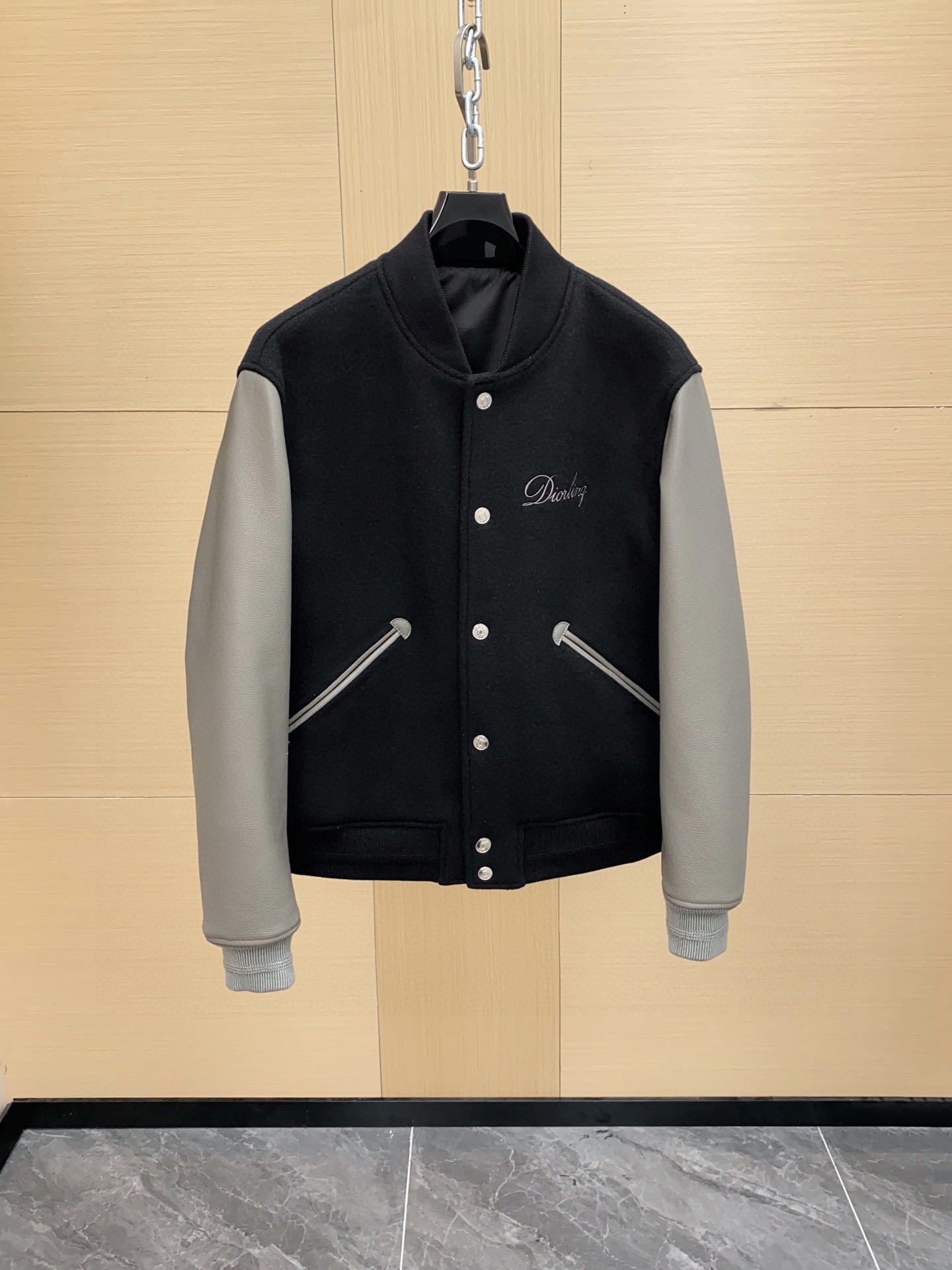 NO:701618,[Ready for sale] Dior Dior men's jacket diorling black wool blend baseball jacket 2025 autumn and winter new This new 2025 winter varsity jacket is new for winter 2025, decorated with Diorling logo, inspired by the brand's archives. Made of black wool blend fabric with contrasting calfskin sleeves and matching trim pockets. Diorling on the front and back  Logo, perfect for adding a casual touch to any look. Sizes 48-56,,dior,dior,jackets & coats,jackets & coats,cowhide,Top Customize119860909【现货发售】Dior 迪奥男装外套diorling黑色羊毛混纺棒球服夹克2025秋冬新款 这款全新 2025冬季校队夹克是 2025年冬季新品,饰有 Diorling 标志,灵感源自品牌的档案.采用黑色羊毛混纺面料制成,搭配撞色质色小牛皮袖子和配套的边饰口袋.正面和背面饰有 Diorling 标志,非常适合为任何造型增添休闲气息.尺码48-56,,dior,dior,jackets & coats,jackets & coats,cowhide,Top Customize1,Men's clothing