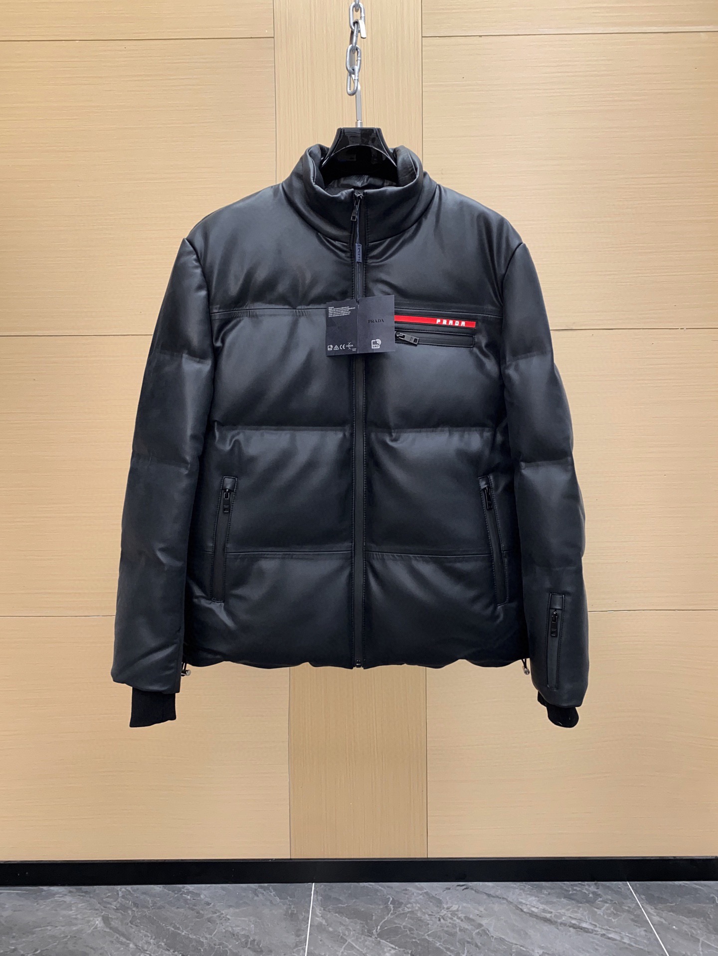NO:754654,[Ready for sale] P PRADA/Prada classic jacket improved leather down jacket style, filled with 160g of white duck down, full of warmth without being bloated. Imported top-grade sheepskin, the texture is beyond imagination, soft, delicate, three-dimensional and slim fit. Sizes 48-56,, prada, prada, down jacket, sheepskin, Top Customize119860909【现货发售】P家 PRADA/普拉达经典冲锋衣改良型皮羽绒服风格,内充160g的白鸭绒,保暖性十足,又不会臃肿.进口的顶级绵羊皮,质感好到超乎想象,柔润细腻有质感立体且修身到位.尺码48-56,,prada,prada,down jacket,sheepskin,Top Customize1,Men's clothing