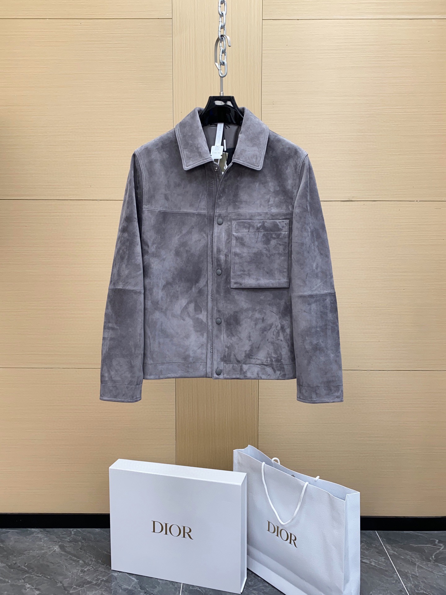 NO:701642,Ready for sale!  Exclusive genuine leather series; new shipments, from Dior 2025 autumn and winter men's high-end suede men's jackets trading company orders; customer supply suede; sheepskin, suede feel; comfortable and high-end performance. The must-have jacket for sportsmen. The feeling on the upper body is completely suitable. One batch has been sold out. The second batch is being added and replenished. It is not enough to sell. It may not be available in the winter if you book in advance. You can only wear counter-level coins to buy directly.  Original genuine leather. Not available on the market. Original leather. Not available on the market. Original leather. Not available on the market. Full counter-grade packaging. Main body sheepskin. Lining. Cupro fiber. This jacket is a wardrobe classic. Crafted from anthracite suede sheepskin, it features a DR debossed logo on the snap closure and a patch pocket on the front. It can be paired with a variety of casual items from all seasons to create a more sophisticated look. Dior  Gravure logo｜Front snap closure｜Chest patch pocket. If you buy it, you can go to the treasurer to try it. Don't think it's expensive. It's a rare limited edition jacket. This kind of quality is not too common. The purchasing agent is close to 10,000 yuan. What we sell is a pure and perfect product, a bomber jacket with a smart upper body. There is no pressure on the counter. The inner lining is made of cuprammonium silk fabric, which is very comfortable. The upper body version will really surprise you. The three-dimensional fit, the matching effect is outstanding. Casual autumn and winter style.  The suede fabric for the large body is supplied by the customer. You can study it after receiving the goods. The whole piece is worthy of appreciation in all aspects of fabric, leather, wiring and craftsmanship. It has a low-key and emphasized attitude. It is worn properly. High-end authentic Dior sheepskin suede. The classic model of the main line of the counter. The top sheepskin is flexible and delicate. The grade is very wear-resistant and durable. Dior, jackets & coats, jackets & coats, sheepskin, chamois leather, Top Customize119860909现货发售！独家正品级真皮系列； 新款出货 ,来自迪奥2025秋冬男装高端 绒面革 男士夹克外套 贸易公司订单； 客供绒面革；羊皮革 ,麂皮手感；舒适又高级的表现 型男必备夹克 上身那种feel完全对味,已经出断一批, 第二批持续加单补货中, 完全不够卖,提早预定 到冬天不一定在有 ,只穿专柜级可持币直入 真皮原厂. 非市面通货 真皮原厂. 非市面通货 真皮原厂. 非市面通货 专柜级全套包装 主体羊皮革 里料 铜氨纤维 这款夹克是衣橱经典单品.采用煤灰色绒面羊皮革精心制作,按扣开合处饰以 D R凹印标志,正面饰以贴袋.可与四季的各式休闲单品搭配,打造更加精致的造型 . 迪奥 凹印标志｜正面按扣开合 ｜胸前贴袋 买到可以去司库试试 ,不要觉得价格贵,本身就很少见的限定夹克,这类品质不会太泛滥 代购接近万元.我们卖的是纯纯完美货, 飞行员夹克,上身干练. 上柜无压力 内衬采用铜氨丝面料,很舒服 上身版型真的是让你惊讶到 立体的合身感,配搭完全效果出众 休闲秋冬款 客供大身绒面革面料 收到货可以研究一下,整件从面料、皮质、走线 工艺方方面面都可以值得品味 低调有强调的态度出来了. 穿正的来 高端真品迪奥羊皮绒面革 专柜主线的经典款 顶级的羊皮柔韧细腻 档次很好耐磨耐穿,,dior,jackets & coats,jackets & coats,sheepskin,chamois leather,Top Customize1,Men's clothing