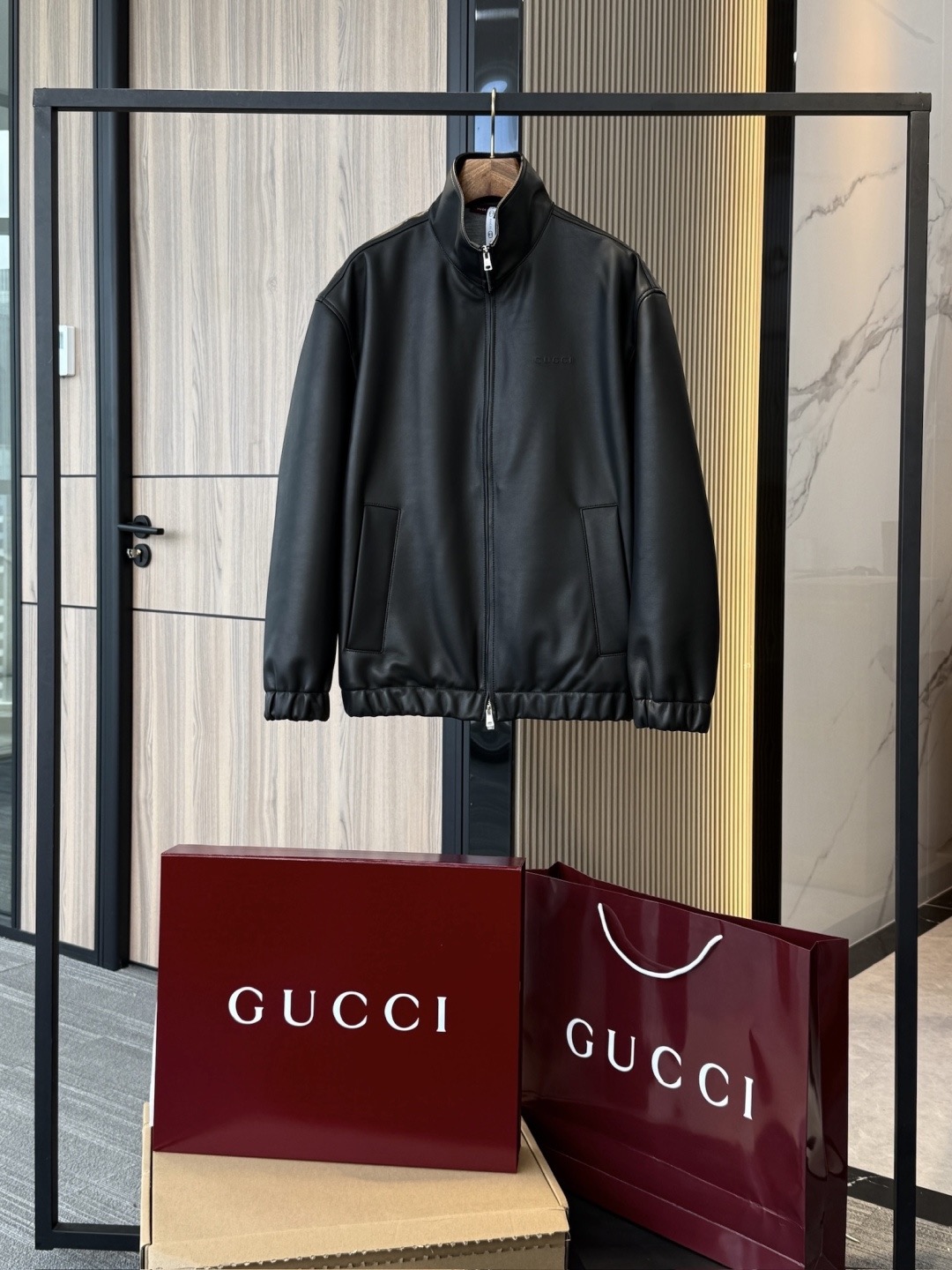 NO:701645,Ready for sale!  GUCCI Gucci Leather Bomber Jacket 2025 New Style What is the value of the official website purchase? We will make whatever value the goods are, and the genuine leather raw material series continues to be updated. Genuine leather original factory. Non-market currency Genuine leather original factory. Non-market currency Genuine leather original factory. Non-market currency Counter-level full set of packaging  The entire jacket adopts the shape of a bomber jacket, with a neat silhouette. The shoulder line is precisely cut, and the cuffs and hem are edged with high-elastic elastic to enhance the sense of wrapping and comfort. The whole process is completely hand-cut and customized one by one to ensure that the shape is stiff and not deformed. All imported genuine sheepskin leather is made of tanned sheepskin. The sheepskin leather is light, soft, breathable, and super warm!  Genuine leather also has the problem of higher cost. There are a large number of imitation sheep leather products on the market. These products may be made of PU leather or PVC leather, and the price is relatively low!  Genuine leather is real and durable. High-end customers who pay attention to quality look for exclusive quality!!! Thickness is about 1.0mm. The leather is fine and tight, with both toughness and softness, and feels thick but not stiff. The 1.0mm gold thickness maintains good support while still showing a natural drape and comfortable wearing experience. The lining is spliced with soft gray cotton fabric, which is breathable and skin-friendly, bringing a comfortable wearing experience; details are embellished with burgundy red  The GG woven label echoes inside and outside, highlighting the brand's texture and recognition. The GG letters LOGO are low-key embossed on the chest, using a hot-press molding process, with clear lines and a slightly convex touch. Using three-dimensional offset printing technology, it is full and three-dimensional, not easy to fall off, and shows fine craftsmanship.,,gucci,gucci,jackets & coats,jackets & coats,sheepskin,gold,Top Customize119860909现货发售！GUCCI古驰 皮革飞行员夹克外套 2025新款 官网代购什么价值 .咱们就做什么价值的货 ,真皮原料系列持续上新. 真皮原厂. 非市面通货 真皮原厂. 非市面通货 真皮原厂. 非市面通货 专柜级全套包装 整件外套采用飞行员夹克版型,廓形利落.肩线剪裁精确,袖口与下摆采用高弹松紧收边,增强包裹感与舒适度.全程纯手工裁片,逐件定制完成,确保版型挺括不变形. 全部进口羊皮真革 羊皮经鞣制制成的革, 羊皮革轻薄柔软、透气性好、超强保暖性！真皮同时也存在成本较高的问题,市场上存在大量仿羊皮革产品,这些产品可能由PU革或PVC革制成,价格相对较低！真皮真实耐穿 注重品质的高端客户认准独家品质!!! 厚度约 1.0mm.皮质细腻紧实,兼具韧性与柔软度,手感厚实而不僵硬.1.0mm 的黄金厚度在保有良好支撑性的同时,仍能展现出自然垂坠感与舒适穿着体验. 内衬采用柔软灰色棉质面料拼接,透气亲肤,带来舒适穿着体验；细节处点缀酒红色 GG织标,内外呼应,彰显品牌质感与识别度. 胸口低调压印 GG 字母 LOGO,采用热压模具成型工艺,线条清晰,触感微凸.选用立体胶印技术,饱满立体,不易脱落,展现精细匠心.,,gucci,gucci,jackets & coats,jackets & coats,sheepskin,gold,Top Customize1,Men's clothing