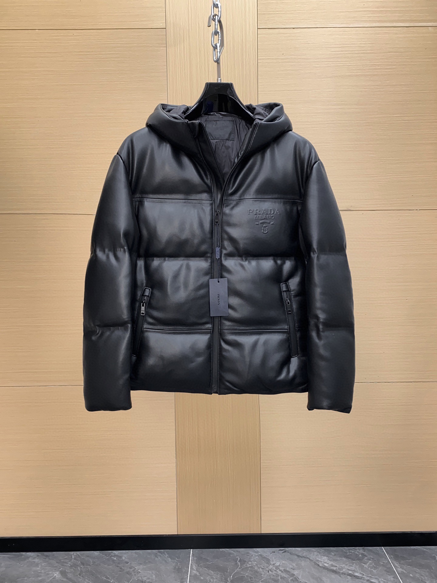 NO:701668,[Ready for sale] P PRADA/Prada classic jacket improved leather down jacket style, filled with 160g of white duck down, full of warmth without being bloated. Imported top-grade sheepskin, the texture is beyond imagination, soft, delicate, three-dimensional and slim fit. Sizes 48-56,, prada, prada, down jacket, sheepskin, Top Customize119860909【现货发售】P家 PRADA/普拉达经典冲锋衣改良型皮羽绒服风格,内充160g的白鸭绒,保暖性十足,又不会臃肿.进口的顶级绵羊皮,质感好到超乎想象,柔润细腻有质感立体且修身到位.尺码48-56,,prada,prada,down jacket,sheepskin,Top Customize1,Men's clothing