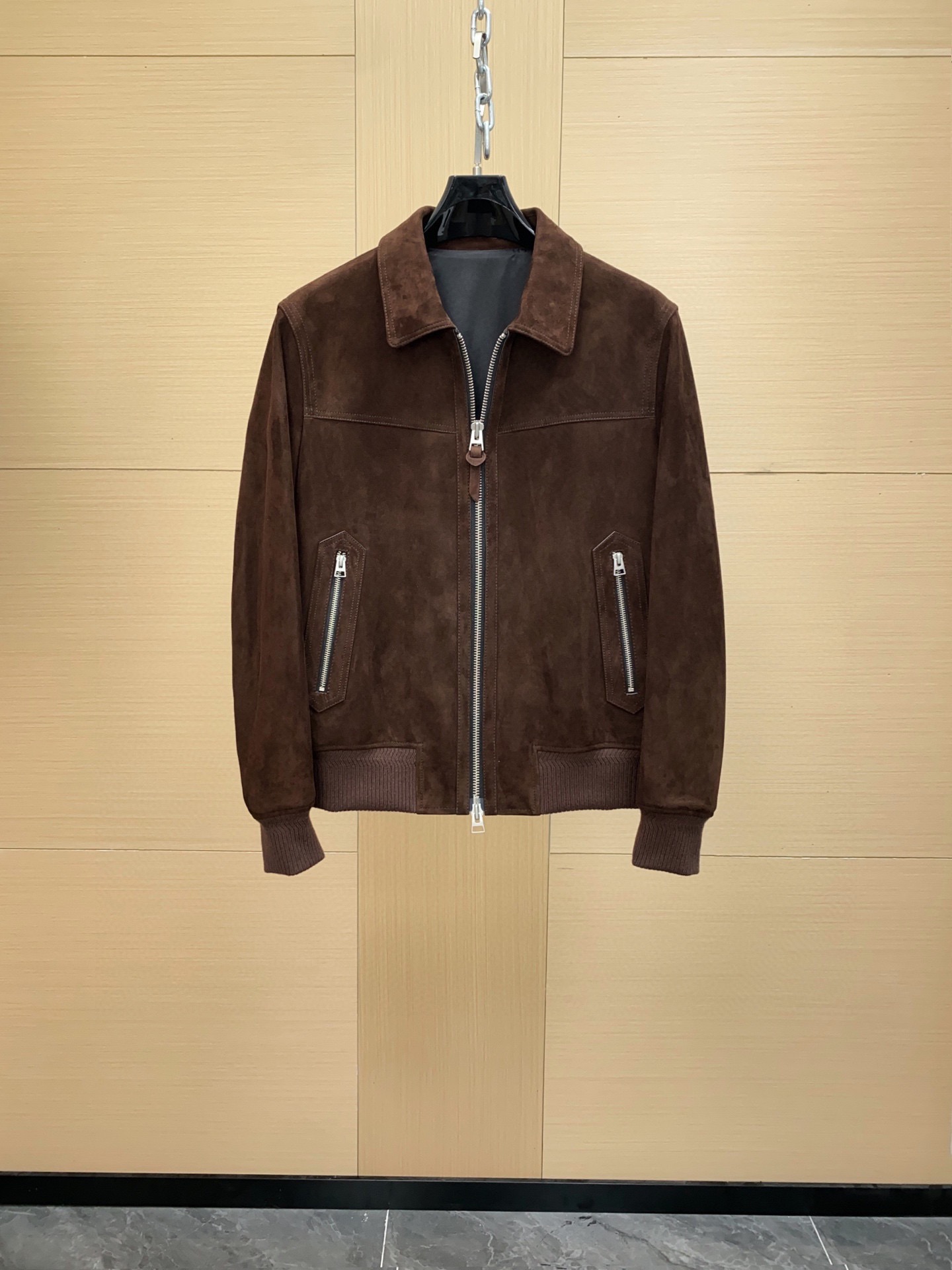 NO:701670,Highly recommended TF25 autumn and winter new product designer Tom Ford in 2005  He launched his own eponymous brand for the first time in 2016, and re-examined the relationship between retro and modernity with his skillful design techniques and unique aesthetic language. This top jacket outlines a strict silhouette with neat strokes. It is made of mixed-breed sheep imported from Italy. There are many suede goats on the market. Please be sure to compare the softness and make sure you get the goods at the same price. It has a retro atmosphere; the minimalist jacket adds visual highlights and is full of coolness. The original hardware is supplied by the customer. The code number is 48-56,, tom ford, tom  ford,jackets & coats,Top Customize119860909重磅推荐TF25秋冬新品设计师 Tom Ford 于 2005 年首次推出了自己的同名品牌,并凭借他娴熟的设计手法和独到美学语言重新论述复古与现代的关系.这款上衣夹克以利落笔触勾勒严谨廓形,由意大利进口混种羊,面皮材质打造,市面上很多绒面山羊,请一定要对比手感柔软度,确保一份价钱一份货,颇具复古气息；极简夹克增添视觉亮点,酷感十足,原版五金客供 码数48-56,,tom ford,tom ford,jackets & coats,Top Customize1,Men's clothing