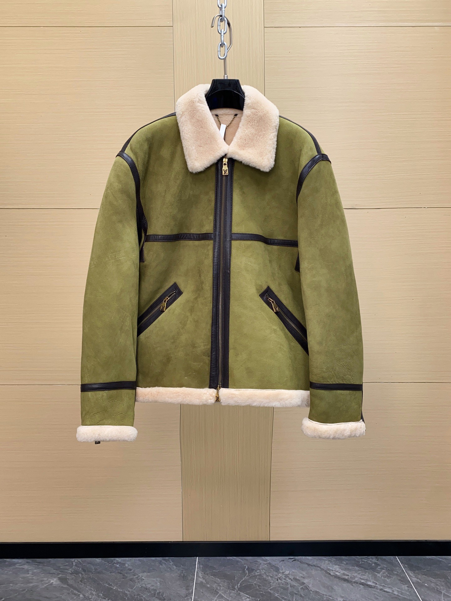 NO:701676,[Ready for sale] LV Fei Dong designed dark green suede lamb fur all-in-one jacket. This Bombardier jacket is made of soft wool leather, with studs depicting the LV Lovers logo from the spring and summer show on the back. The soft warm sheep wool lining and collar create a classic menswear silhouette, and the marble suede outer layer presents a delicate texture. The contrasting leather strap adds a neat touch. Standard fit The LV Lovers logo on the back is embellished with studs.  Size 48-56,,louis vuitton,versace,jackets & coats,jackets & coats,chamois leather,Top Customize119860909【现货发售】LV 菲董操刀设计墨绿色麂皮羊羔毛皮毛一体外套夹克 本款 Bombardier 夹克取材舒软羊毛皮革,令后部饰钉描绘 春夏秀场的LV Lovers 标识.柔暖绵羊毛内衬和衣领塑造经典男装廓形,大理石纹绒面外层呈现细腻肌理.撞色皮革饰带再添利落笔触. 标准版型 后部LV Lovers 标识点缀饰钉 尺码48-56,,louis vuitton,versace,jackets & coats,jackets & coats,chamois leather,Top Customize1,Men's clothing