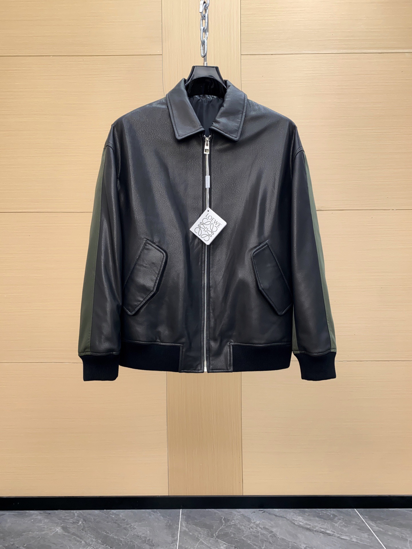 NO:754662,[Ready for sale] LOEWE's new 2025 autumn and winter men's sheepskin leather jackets are shockingly launched. Brown sheepskin imported from Australia is selected, and every inch of the leather has been carefully selected to ensure its excellent quality and delicate touch. The unique old color rubbing process adds retro charm and artistic flavor to the leather jacket, making it stand out among many clothing. The motorcycle suit design shows the toughness and uninhibitedness of men, and perfectly interprets freedom and passion. Below the back collar  The LOEWE brand logo is laminated on leather, highlighting the brand's luxury and sophistication, and is a symbol of identity and taste. The hem is equipped with a belt, which not only modifies the body shape, but also shows unique fashion ingenuity in the details. This LOEWE men's sheepskin leather jacket combines exquisite craftsmanship and cutting-edge design, making it an indispensable classic choice in your autumn and winter wardrobe. Whether on the urban streets or on important occasions, it can make you exude unparalleled charm and confidence.  Size 48-56,,loewe,loewe,leather jacket,sheepskin,Top Customize119860909【现货发售】罗意威 LOEWE 2025秋冬新款男士羊皮皮衣,震撼登场.  精选澳洲进口棕色绵羊皮,每一寸皮料都历经精心挑选,以确保其卓越品质与细腻触感.独特的做旧擦色工艺,为皮衣增添了复古韵味与艺术气息,使其在众多服饰中脱颖而出.  机车服版型设计,尽显男性的硬朗与不羁,完美诠释自由与激情.后衣领下方的 LOEWE 品牌标识贴皮,彰显品牌的奢华与精致,是身份与品味的象征.  下摆配备腰带,不仅能够修饰身形,更能在细节之处展现独特的时尚巧思.  这款罗意威男士羊皮皮衣,融合了精湛工艺与前沿设计,是您秋冬衣橱中不可或缺的经典之选.无论是在都市街头还是重要场合,它都能让您散发出无与伦比的魅力与自信. 码数48-56,,loewe,loewe,leather jacket,sheepskin,Top Customize1,Men's clothing