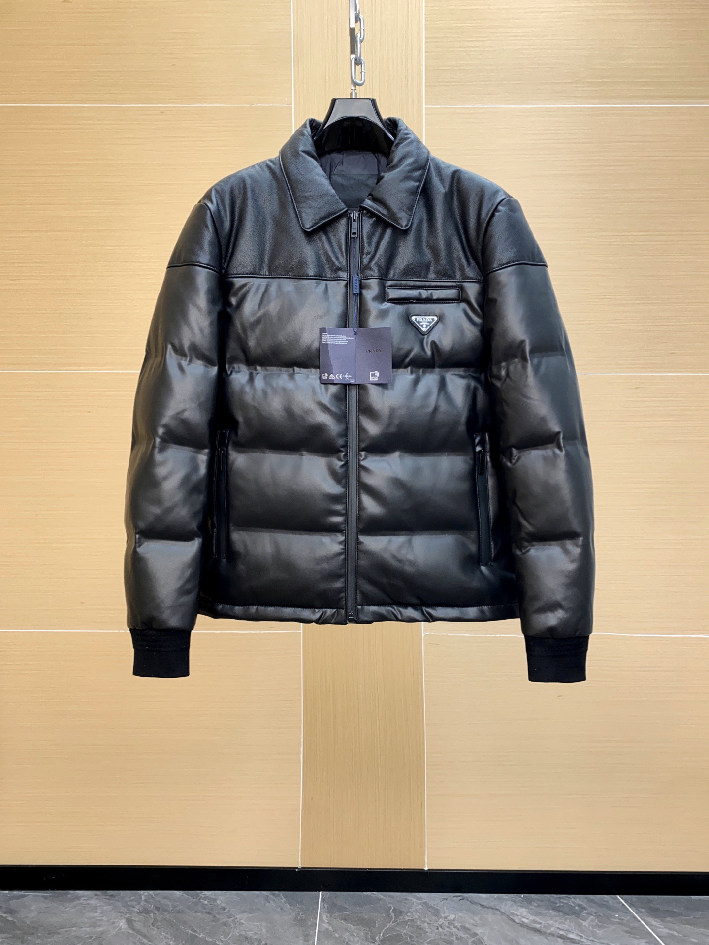 NO:754666,[Ready stock] prada  The best seamless laminated steel-stamped open-mold embossed logo imported nappa leather, pd's high-end men's fashion outdoor down leather jacket, a very heavy-duty and luxurious down leather jacket, with ultra-high quality craftsmanship and design, integrating functionality and fashion, suitable for daily life and outdoor use, simple and elegant business design... Combining fashion aesthetics with outdoor functions to create a new styling design, the combination of genuine leather and down, joining forces to create the best tool to keep out the cold!  The outer layer is imported top-grade Italian nappa sheepskin. The leather has first-class toughness and texture, is delicate and soft, and has excellent breathability. The inner layer is filled with high-quality Hungarian white goose down, which meets the dist standard European standard environmental protection grade. The down is full and fluffy. It uses advanced German direct-punched down technology. It has first-class temperature locking and warmth preservation, good breathability and no odor!  The details are handled well and impeccably. Every part has its own characteristics and highlights. The red inner design detail on the chest becomes the overall visual highlight and enhances the overall sense of fashion. It is rare but not sought after!  Size 48-56,,prada,dior,jackets & coats,leather jacket,down jacket,sheepskin,Top Customize119860909【现货发售】prada 极品无缝压胶钢印开模压印logo进口nappa皮料,pd家高端男士时装款户外羽绒皮衣外套,非常重工奢华的一款羽绒皮衣,兼具超高的品质工艺和设计,集功能性与时髦度于一体,亦日常亦户外,简约大方的商务设计..将时装美学与户外机能重组结合,构建出全新的造型设计,真皮与羽绒之间的组合,强强联手打造最御寒的利器！外层为客供进口的顶级意大利纳帕nappa绵羊皮,皮料韧性度与质感一流,细腻且柔软,透气性极好,内里填充的上乘匈牙利白鹅绒,符合dist准欧标环保级,羽绒饱满蓬松有度,采用德国先进直冲绒技术,锁温保暖程度一流,透气性佳且无任何异味！细节处理到位,无可挑剔,每一处都颇具特色和亮点,胸口那一抹红色内线设计细节成为整体视觉亮点,提升了整体的时髦感,可遇而不可求！尺码48-56,,prada,dior,jackets & coats,leather jacket,down jacket,sheepskin,Top Customize1,Men's clothing