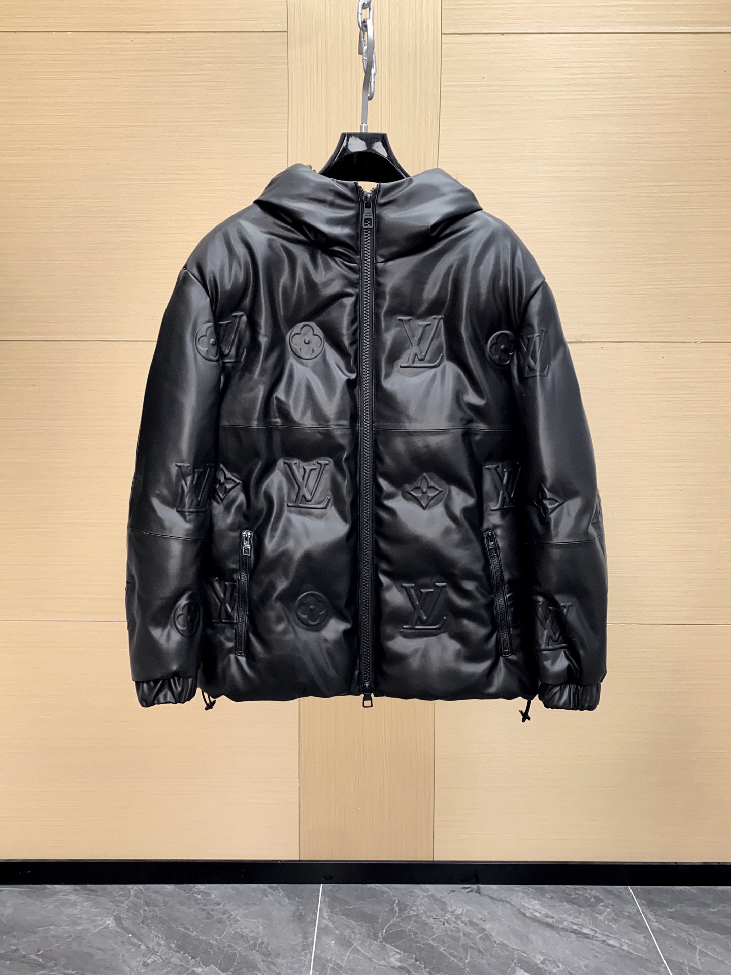 NO:754670,[Ready for sale] 1V Louis Vuitton Turkish imported lambskin stuffed with white goose down. Top version. Ceiling level. Hidden flower logo lining. You can tell by looking at the picture. Full of velvet filling. This type of version will feel good on the upper body. Those who know the goods will not just look at the price. This leather version is absolutely stunning. Sizes 48-58 (please quote your height and weight when ordering one size smaller),, louis vuitton, sheepskin, Top Customize119860909【现货发售】1V 路易威*登 土耳其进口小羊皮填充白鹅绒 顶级版本 天花板级别 暗花logo里布 看图片便知 充绒量十足 这样的版上身才有感觉吧 懂货的不会只看价格 这皮料版型绝对惊艳 尺码48-58（偏小一码下单报身高体重）,,louis vuitton,sheepskin,Top Customize1,Men's clothing