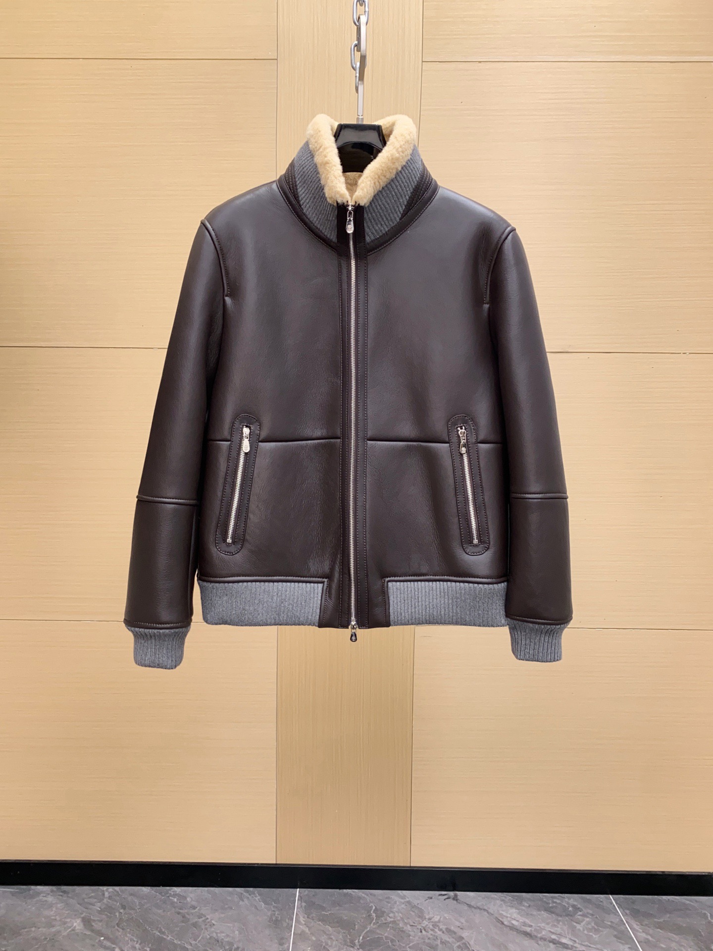 NO:754677,[Ready for sale] Warm as spring!  Thickened jacket type fur integrated large lapel design lamb fur fur jacket BC 2025 autumn and winter fur integrated jacket, raw materials are selected from Spain, Merino native fur integrated. The leather surface is soft and delicate, as delicate and smooth as silk, the wool is bright and thick, slightly naturally curly, the leather is relatively tight, the classic stand-up collar design with contrasting threads makes the whole dress more fashionable, coffee color 48-56,,jackets & coats,jackets &  coats,leather jacket,sheepskin,Top Customize119860909【现货发售】温暖如春！加厚款夹克款皮毛一体大翻领设计羔羊皮毛皮衣外套 BC 2025秋冬皮毛一体夹克,原料甄选西班牙,美利奴原生原产皮毛一体.皮面柔软细腻、如丝绸般细腻柔滑、羊毛亮丽厚重,略带自然卷,皮质比较紧实、经典立领设计搭配撞色螺纹使得整件衣服更有时尚感,咖色 48-56,,jackets & coats,jackets & coats,leather jacket,sheepskin,Top Customize1,Men's clothing