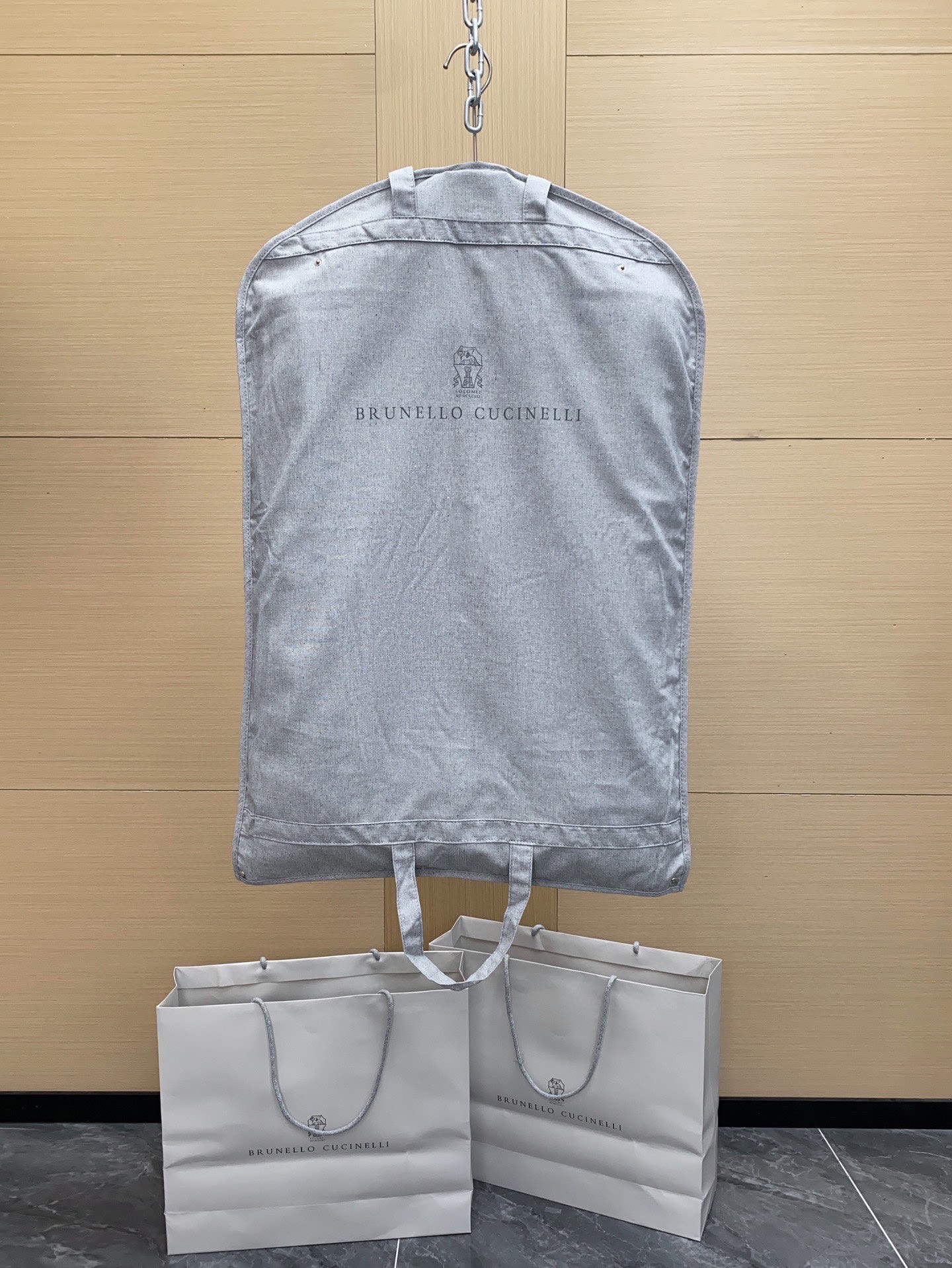 NO:754679,Ready goods packaging configuration dust cover packaging box hanger handbag complete set,Top Customize119860909现货款 包装配置防尘罩包装盒 衣架 手提袋 全套,,Top Customize1,Men's clothing